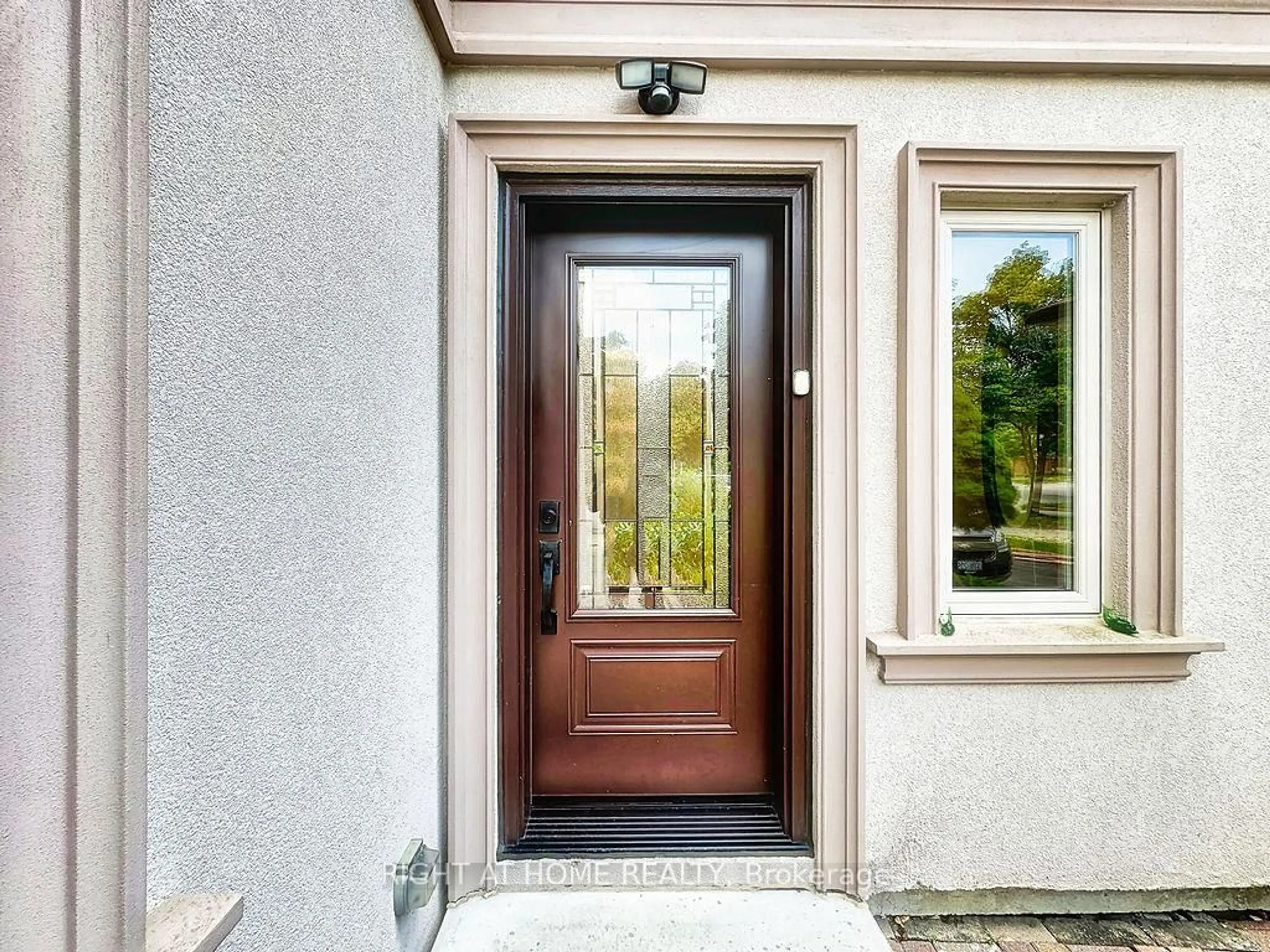 Indoor entryway for 100 Greenbelt Cres, Richmond Hill Ontario L4C 5R8