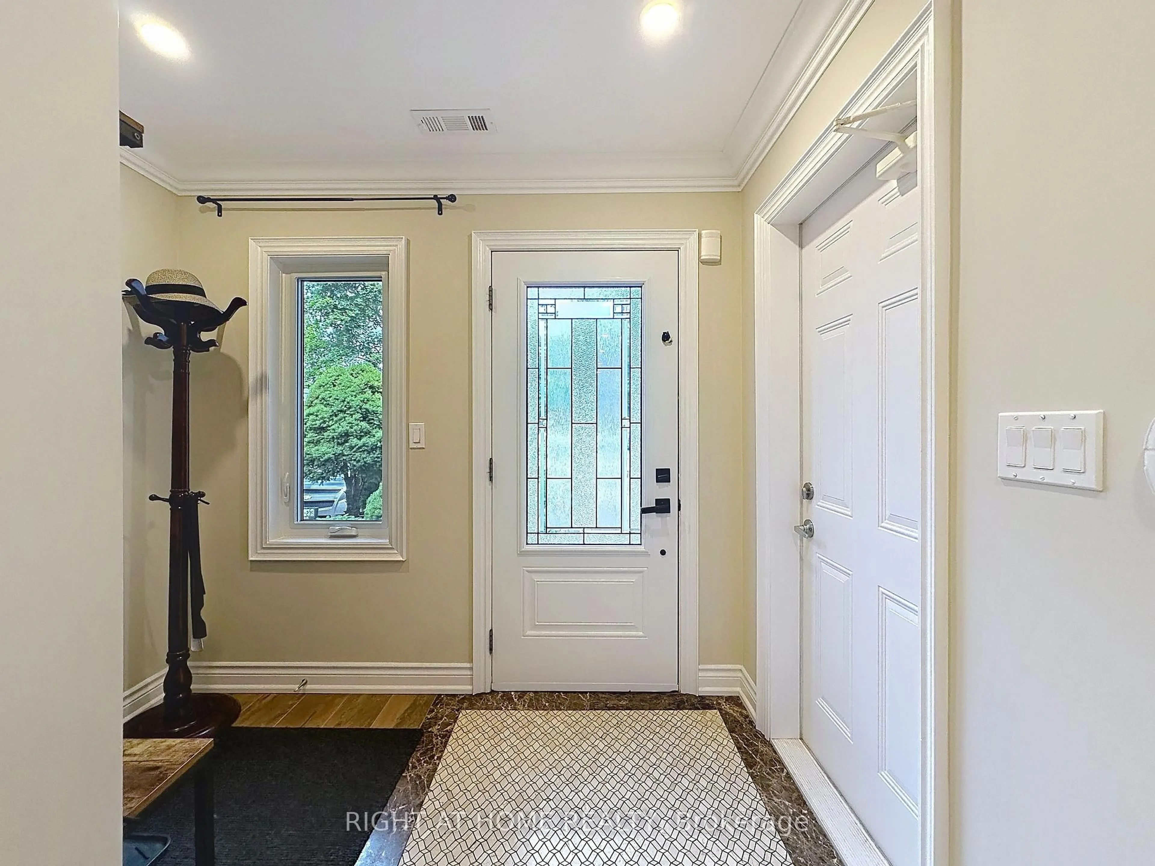 Indoor entryway for 100 Greenbelt Cres, Richmond Hill Ontario L4C 5R8