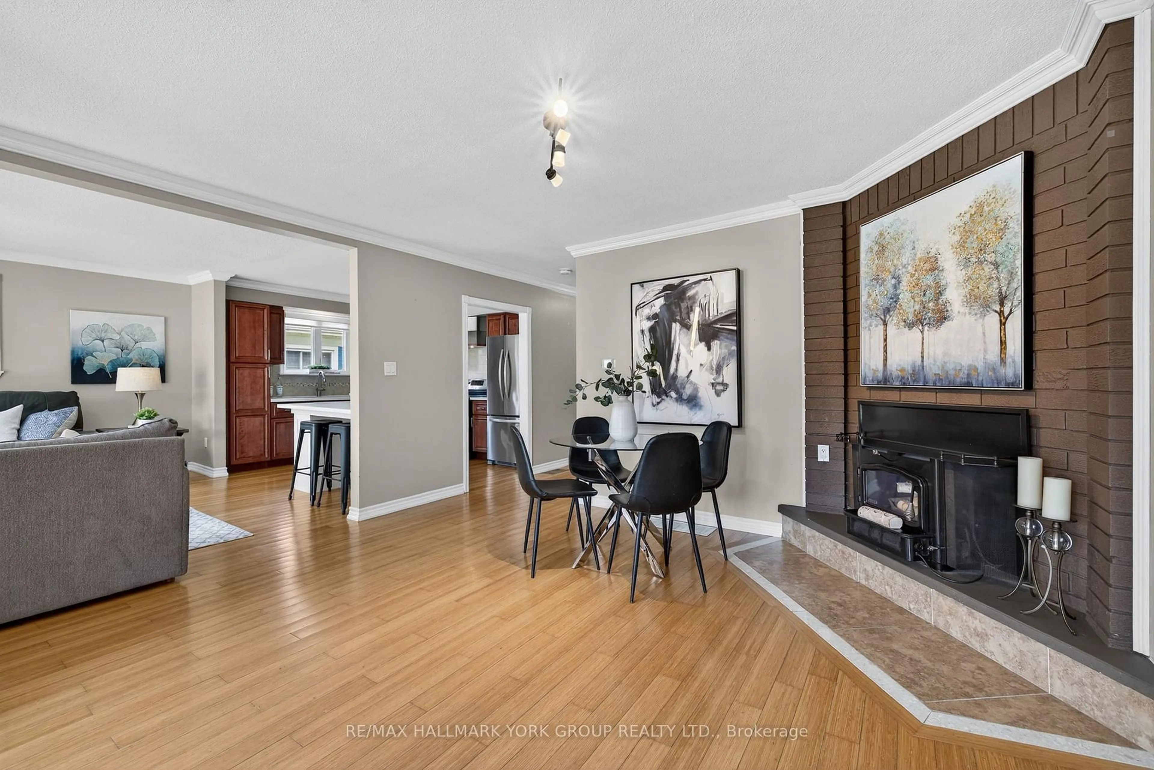 Dining room, wood/laminate floor for 681 Lake Dr, Georgina Ontario L4P 1T9