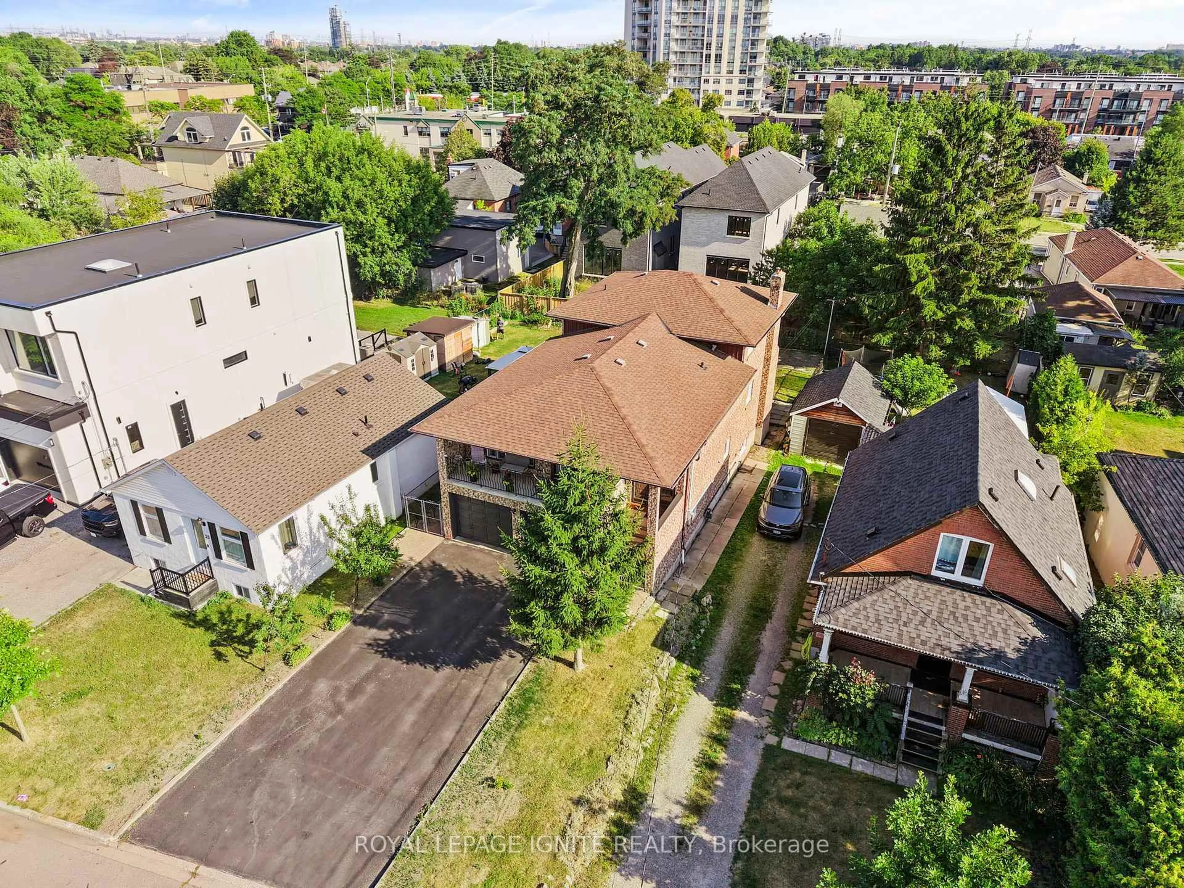 A pic from outside/outdoor area/front of a property/back of a property/a pic from drone, city buildings view from balcony for 29 Ellerby Sq, Vaughan Ontario L4L 1N2