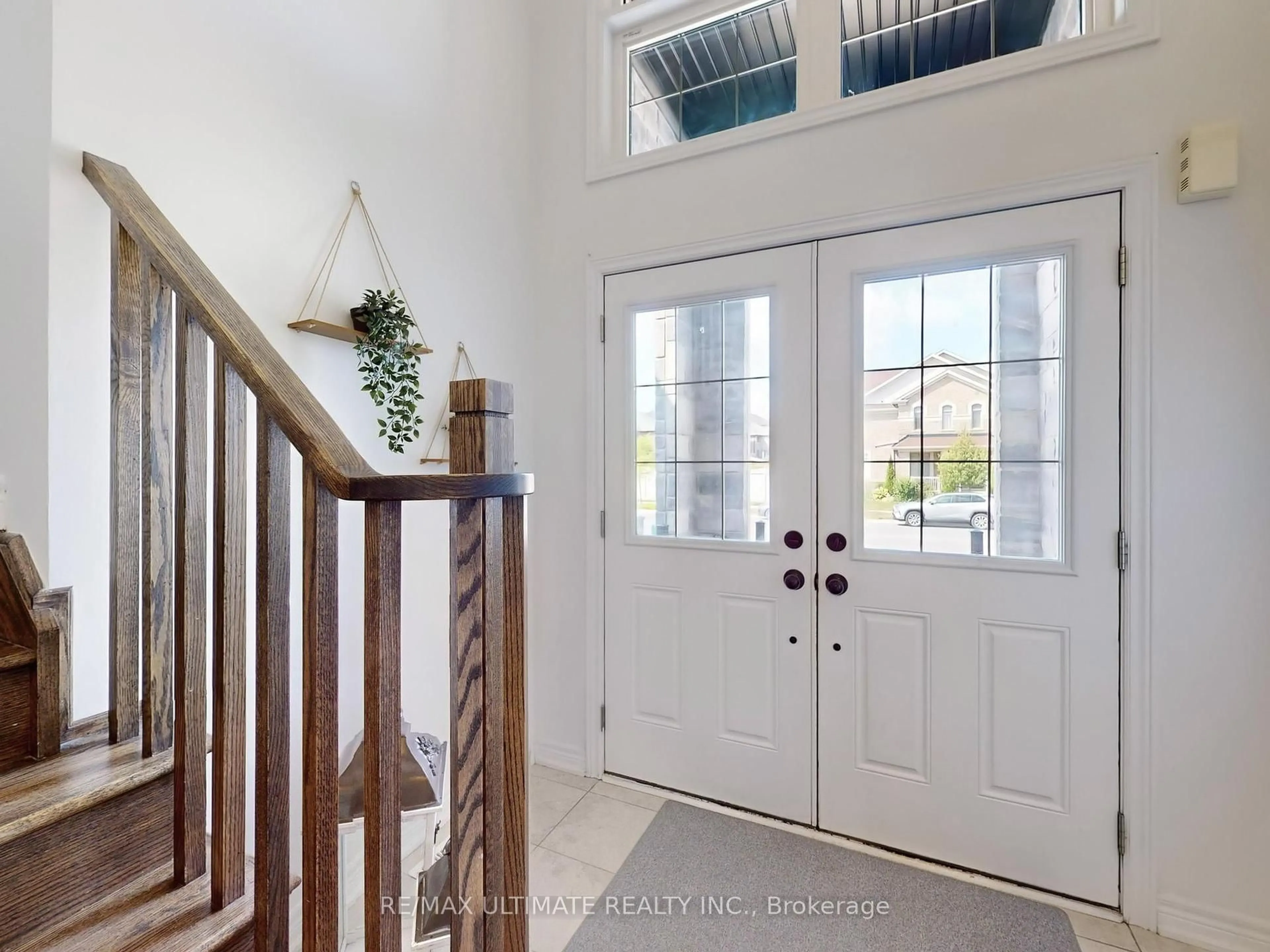 Indoor entryway for 2029 Webster Blvd, Innisfil Ontario L9S 0J8