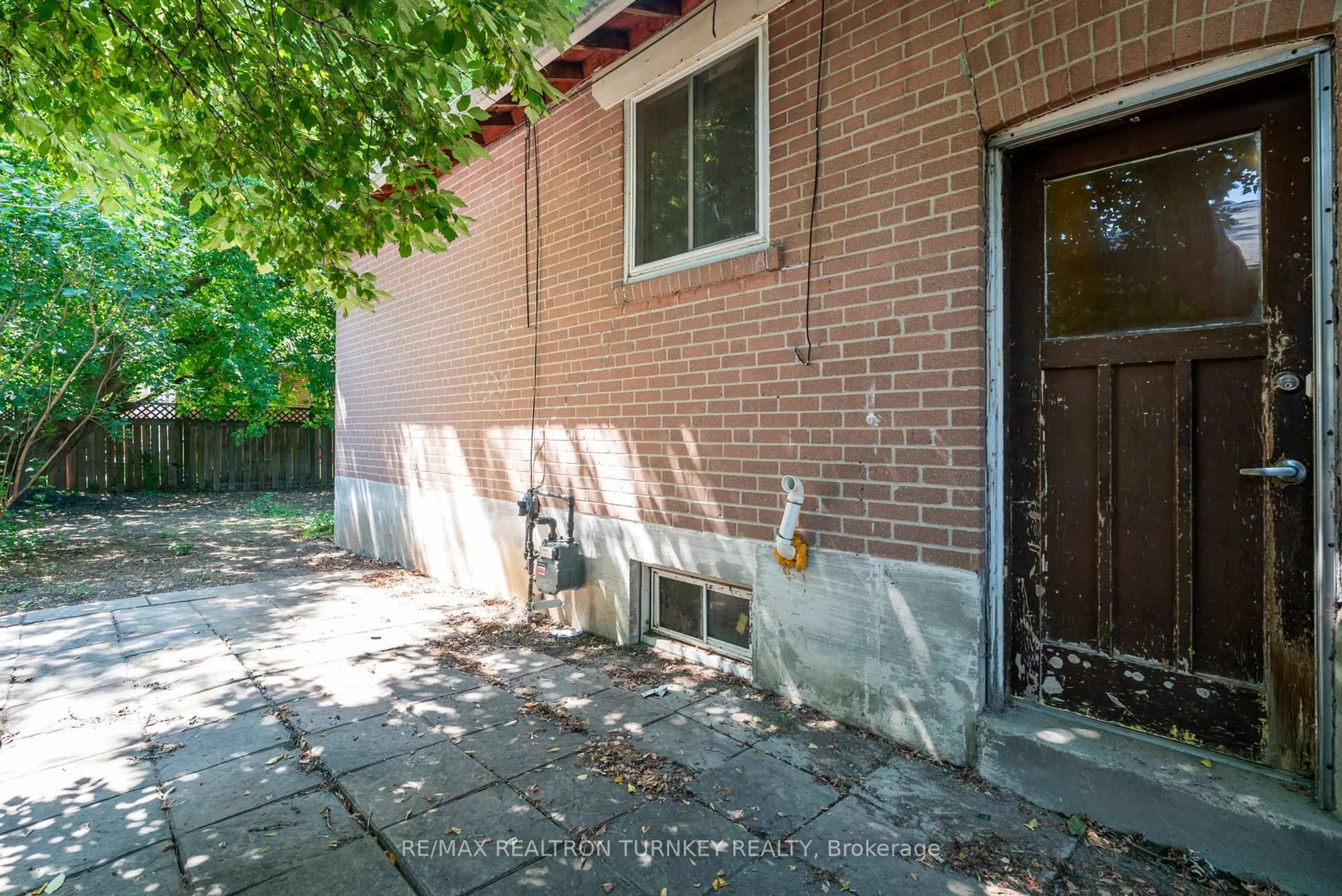 Patio, street for 176 Cherrywood Dr, Newmarket Ontario L3Y 2X8