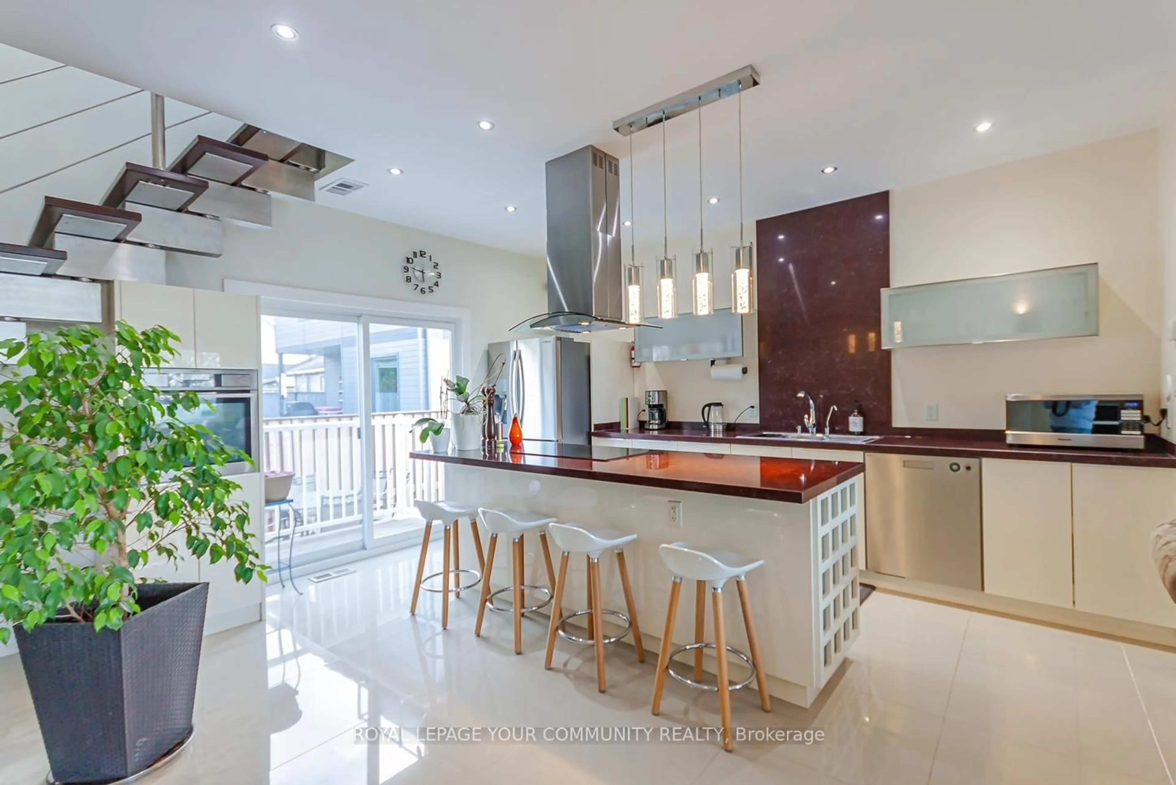 Contemporary kitchen, unknown for 813 Lake Dr, Georgina Ontario L0E 1L0