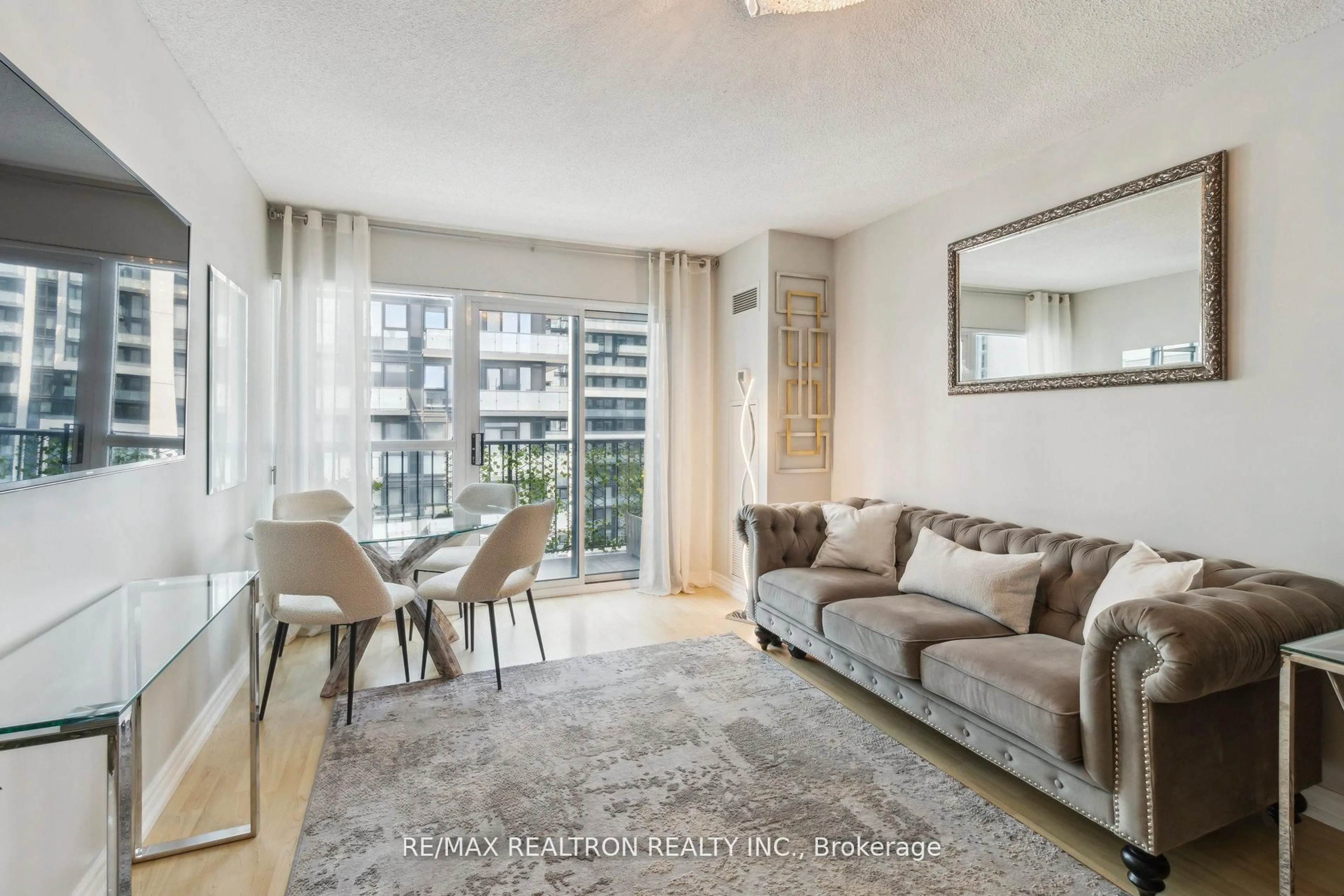 Living room with furniture, unknown for 185 Oneida Cres #Ph12, Richmond Hill Ontario L4B 0B1