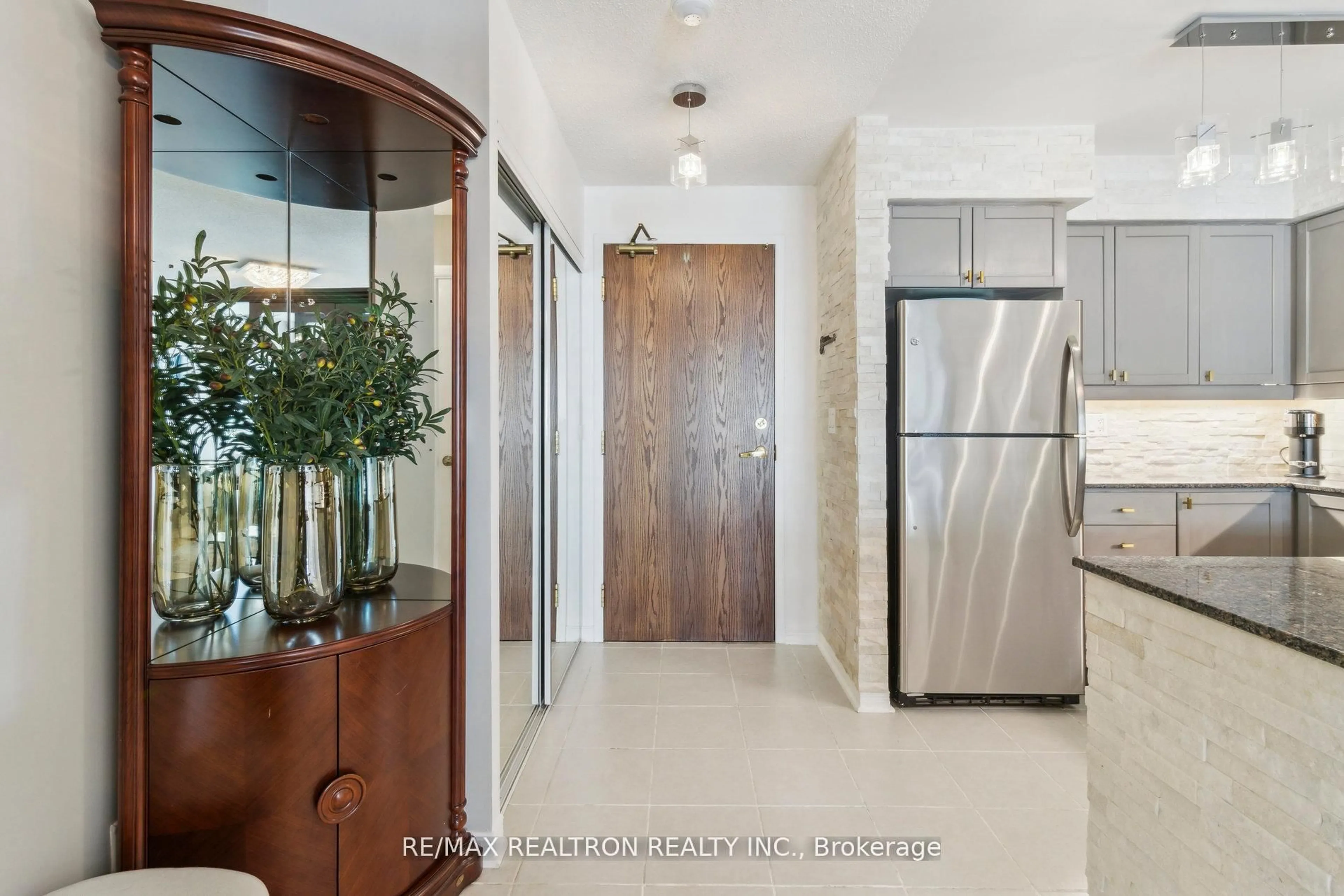 Indoor entryway for 185 Oneida Cres #Ph12, Richmond Hill Ontario L4B 0B1