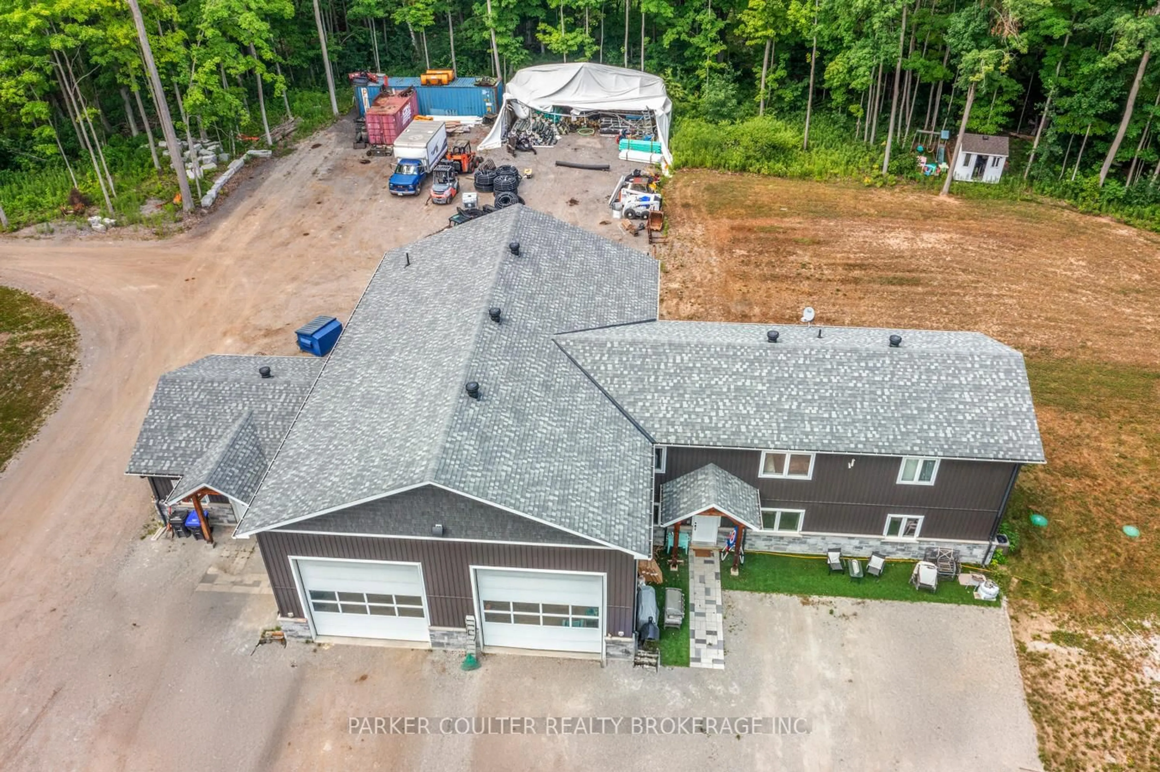 A pic from outside/outdoor area/front of a property/back of a property/a pic from drone, building for 640 Mapleview Dr, Innisfil Ontario L9S 3A6