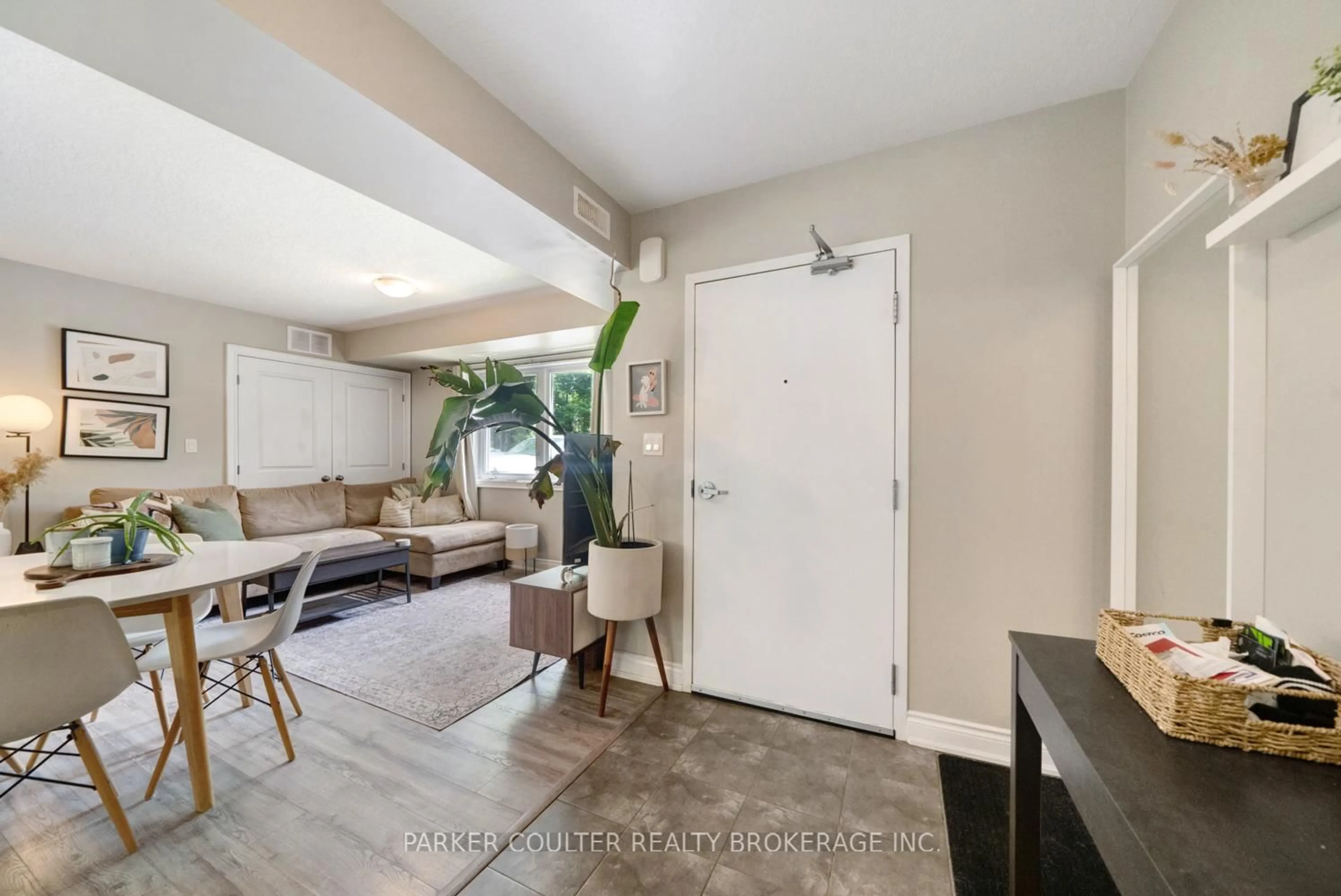 Indoor entryway for 640 Mapleview Dr, Innisfil Ontario L9S 3A6