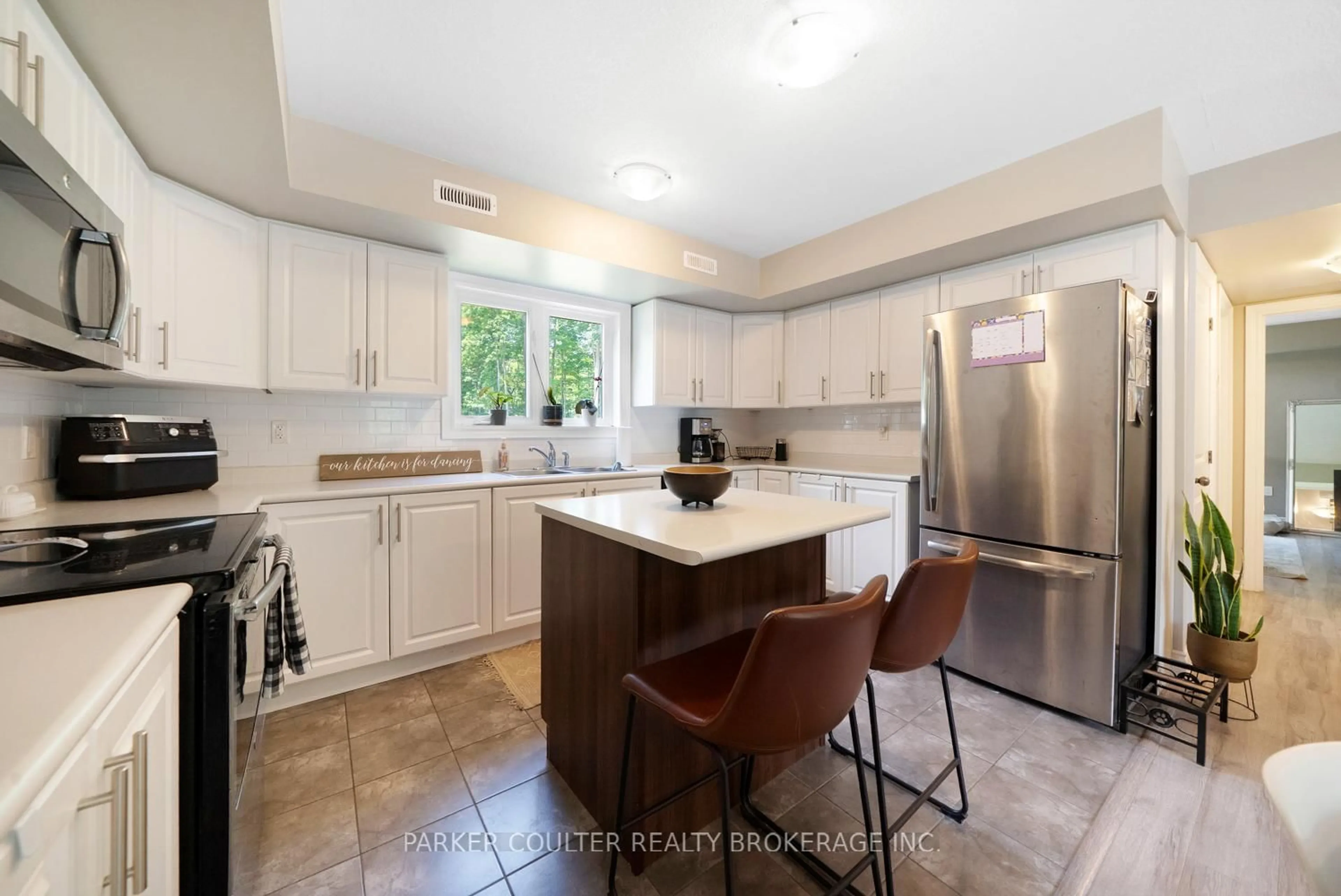 Open concept kitchen, ceramic/tile floor for 640 Mapleview Dr, Innisfil Ontario L9S 3A6