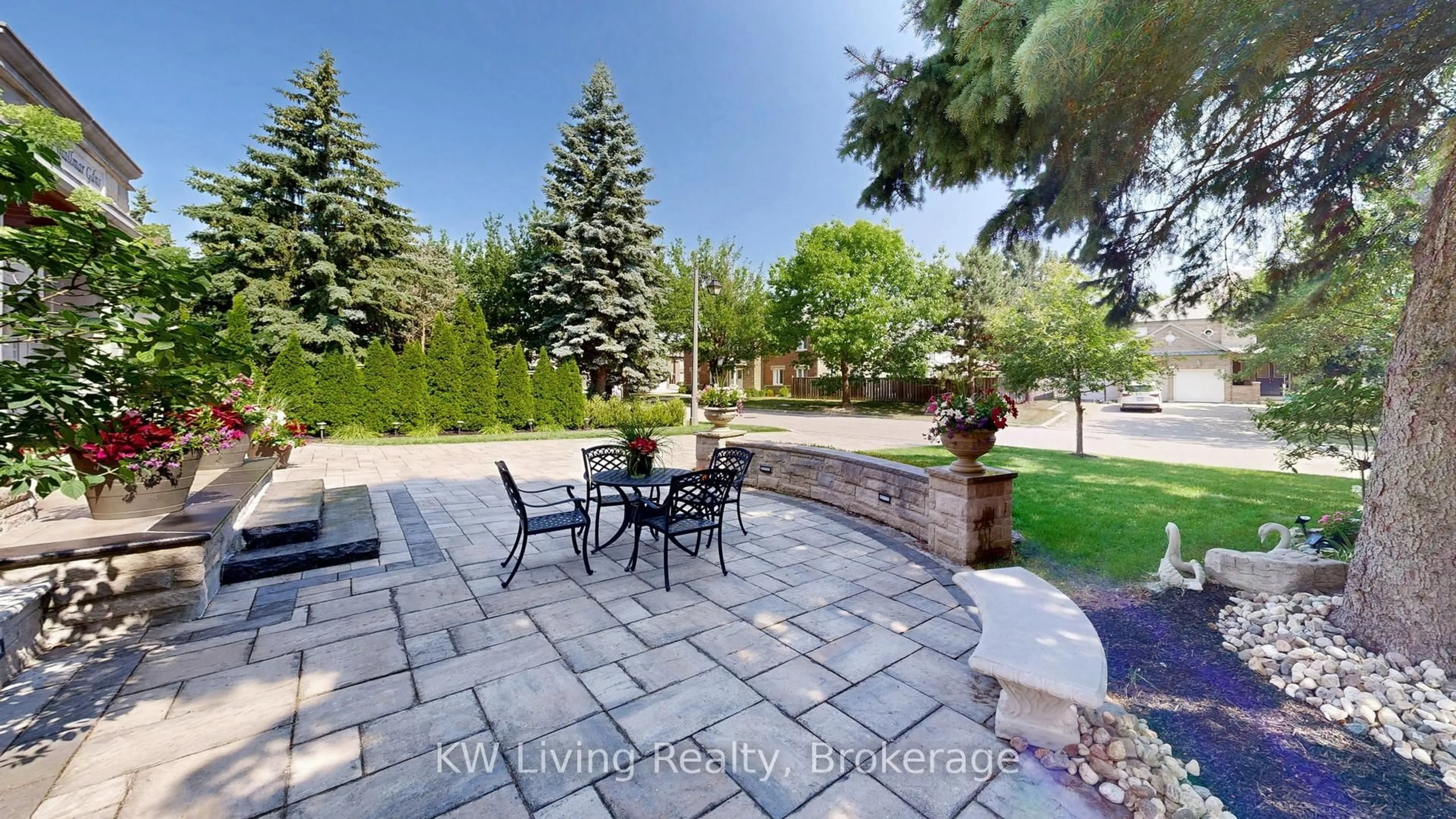 Patio, street for 16 Shallmar Gdns, Richmond Hill Ontario L4B 3G4