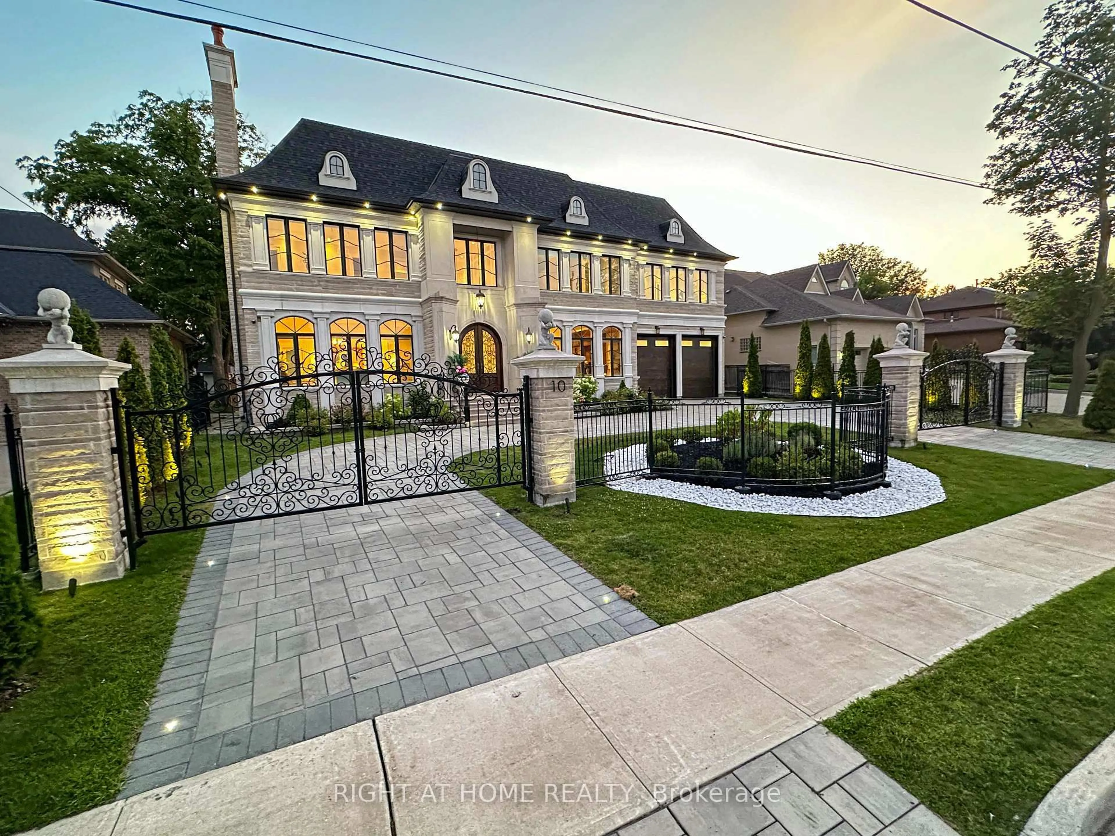 A pic from outside/outdoor area/front of a property/back of a property/a pic from drone, street for 10 Yongeview Ave, Richmond Hill Ontario L4C 7A4