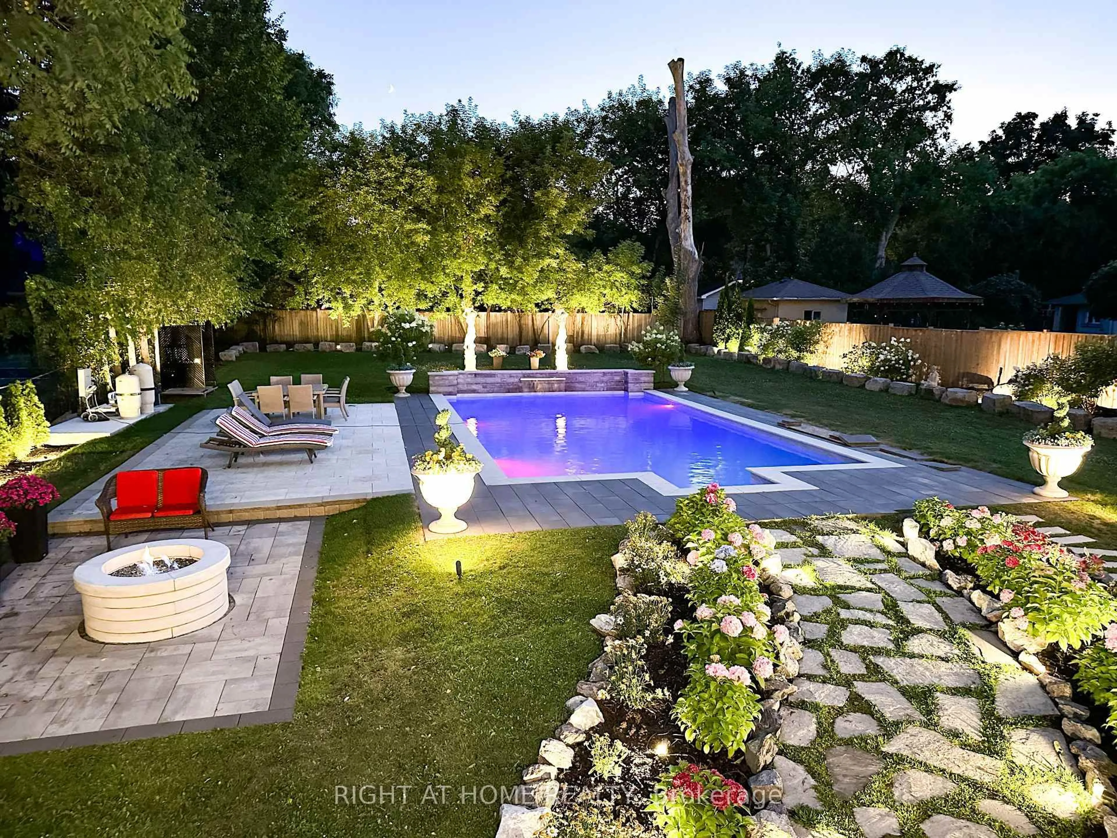 Pool for 10 Yongeview Ave, Richmond Hill Ontario L4C 7A4