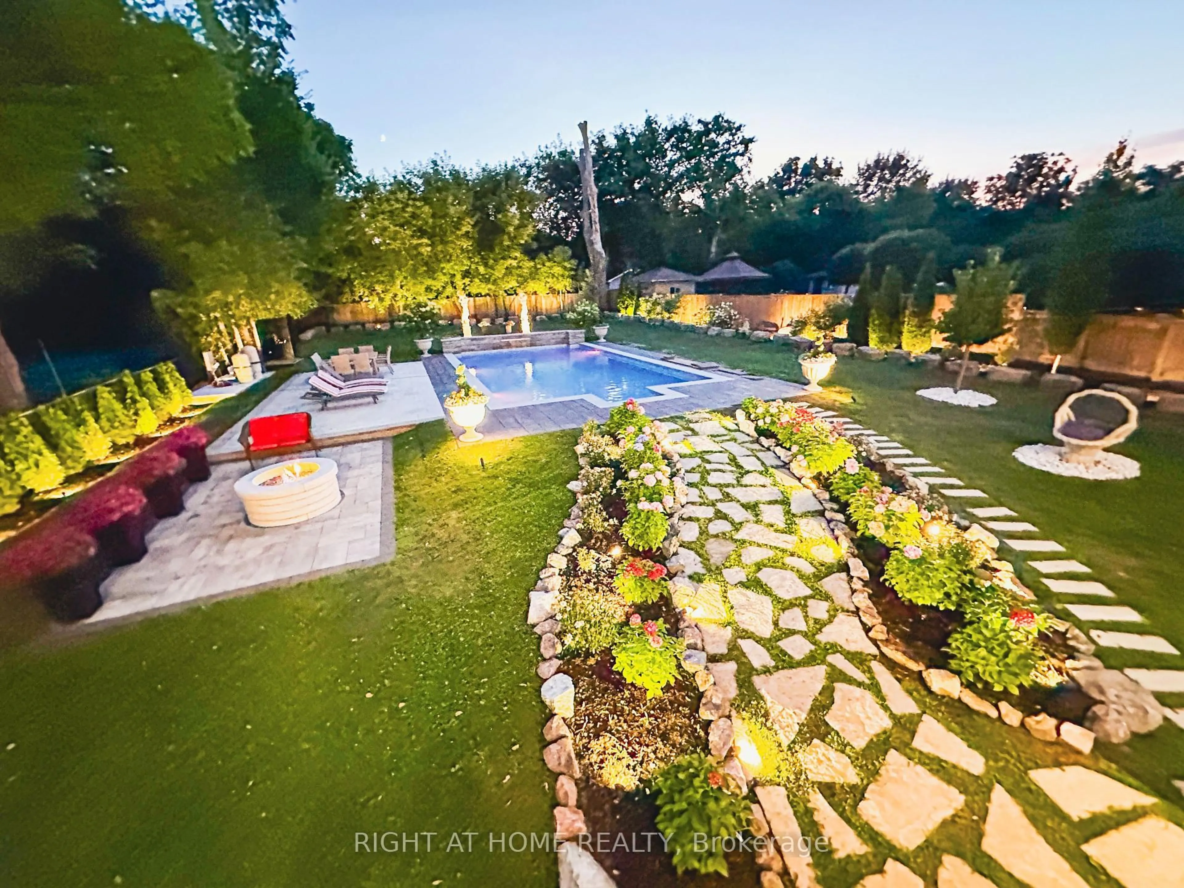 Patio, water/lake/river/ocean view for 10 Yongeview Ave, Richmond Hill Ontario L4C 7A4