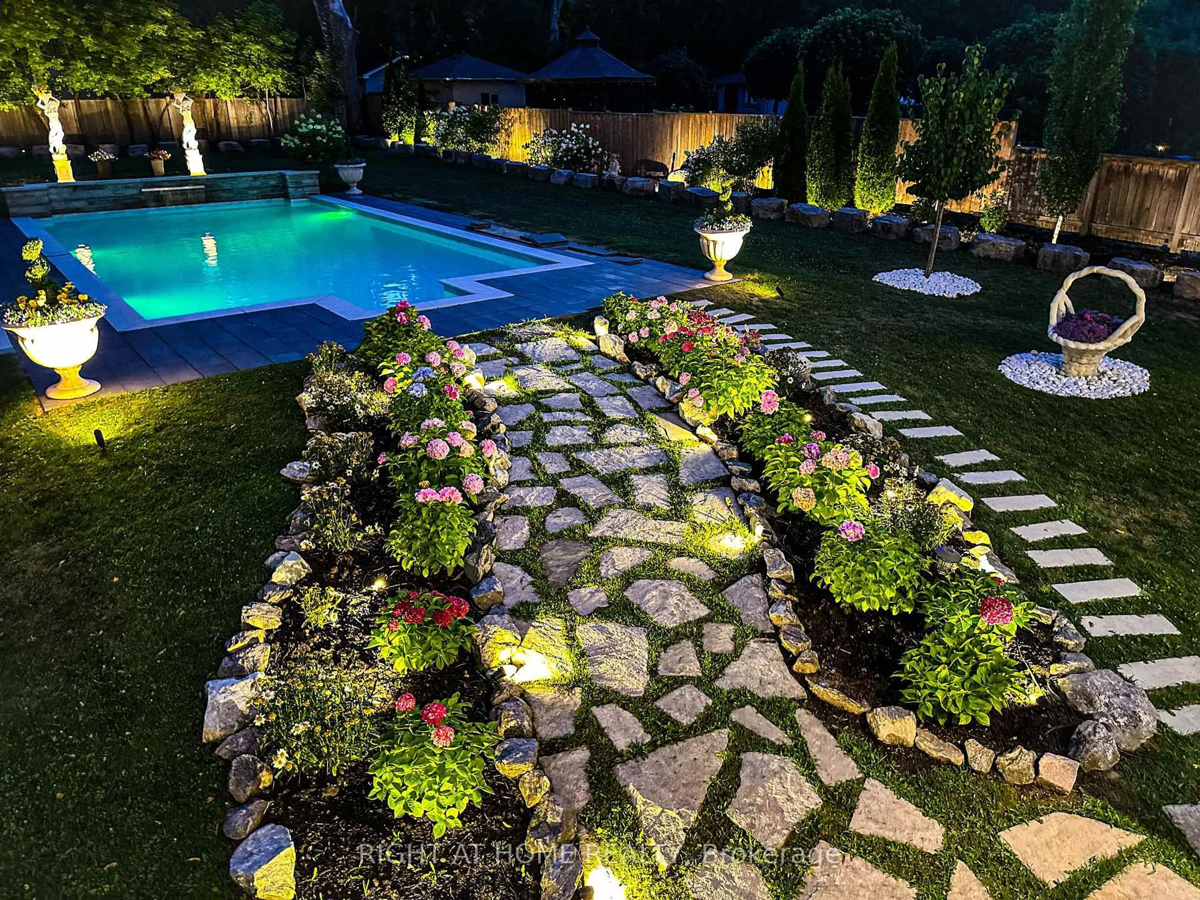Patio, street for 10 Yongeview Ave, Richmond Hill Ontario L4C 7A4
