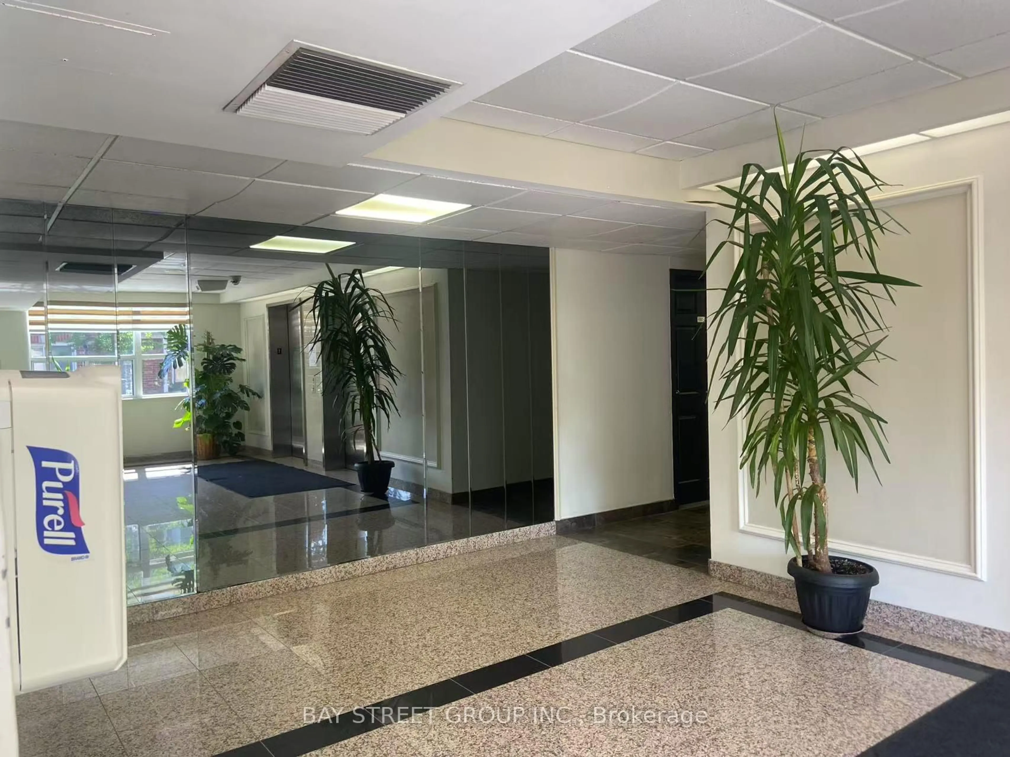 Indoor foyer for 7378 Yonge St #212, Vaughan Ontario L4J 8J1