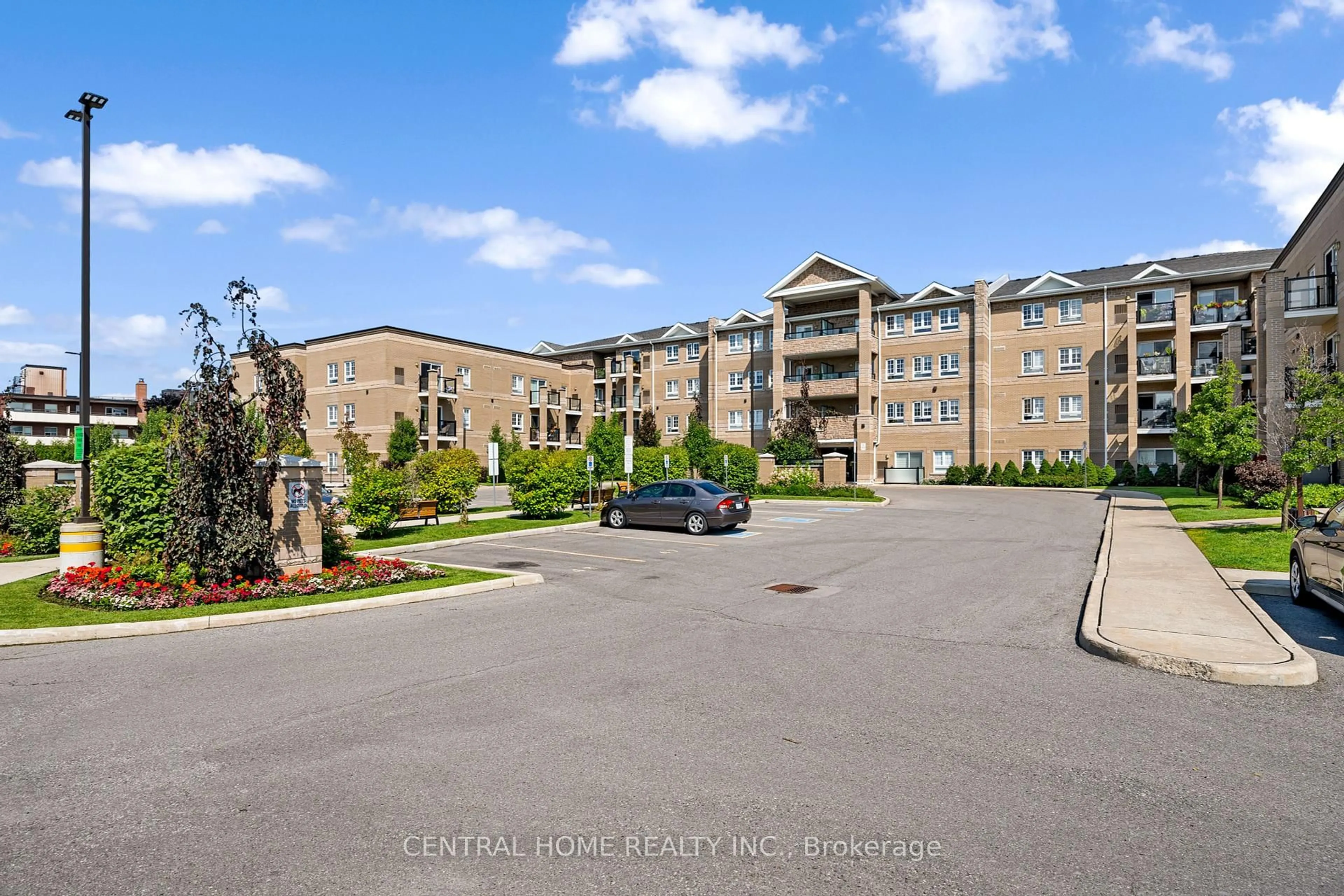 A pic from outside/outdoor area/front of a property/back of a property/a pic from drone, unknown for 481 Rupert Ave #224, Whitchurch-Stouffville Ontario L4A 1Y7