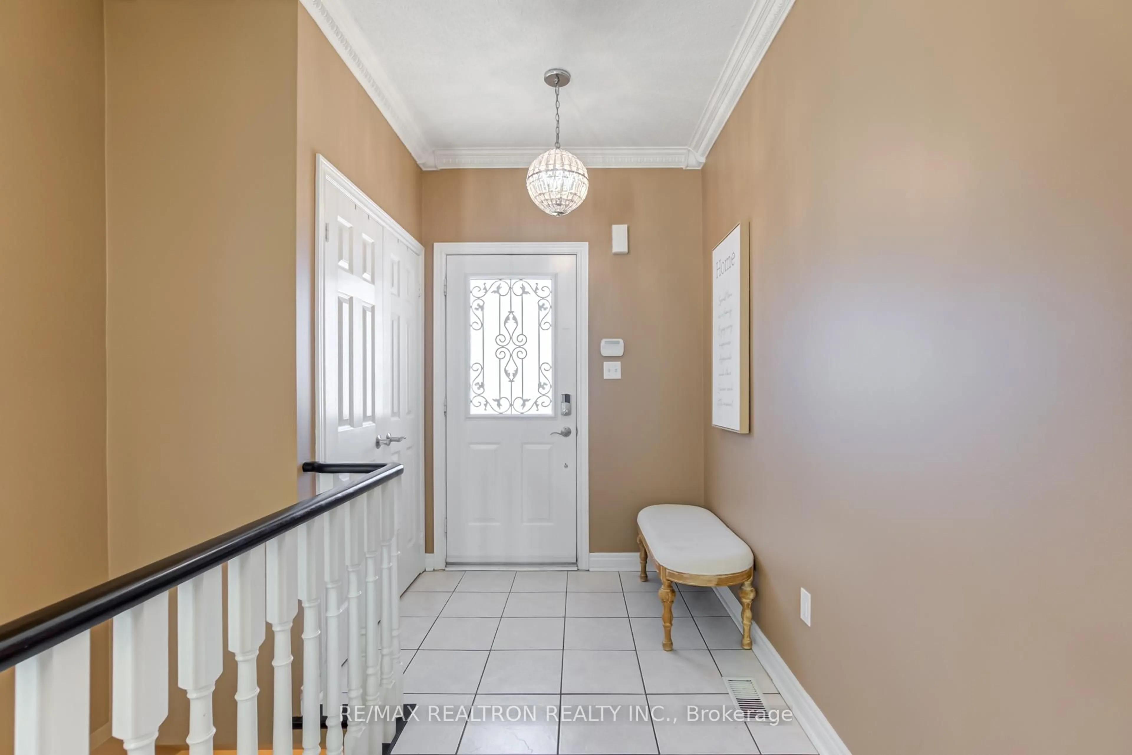 Indoor entryway for 148 Solway Ave, Vaughan Ontario L6A 2X2