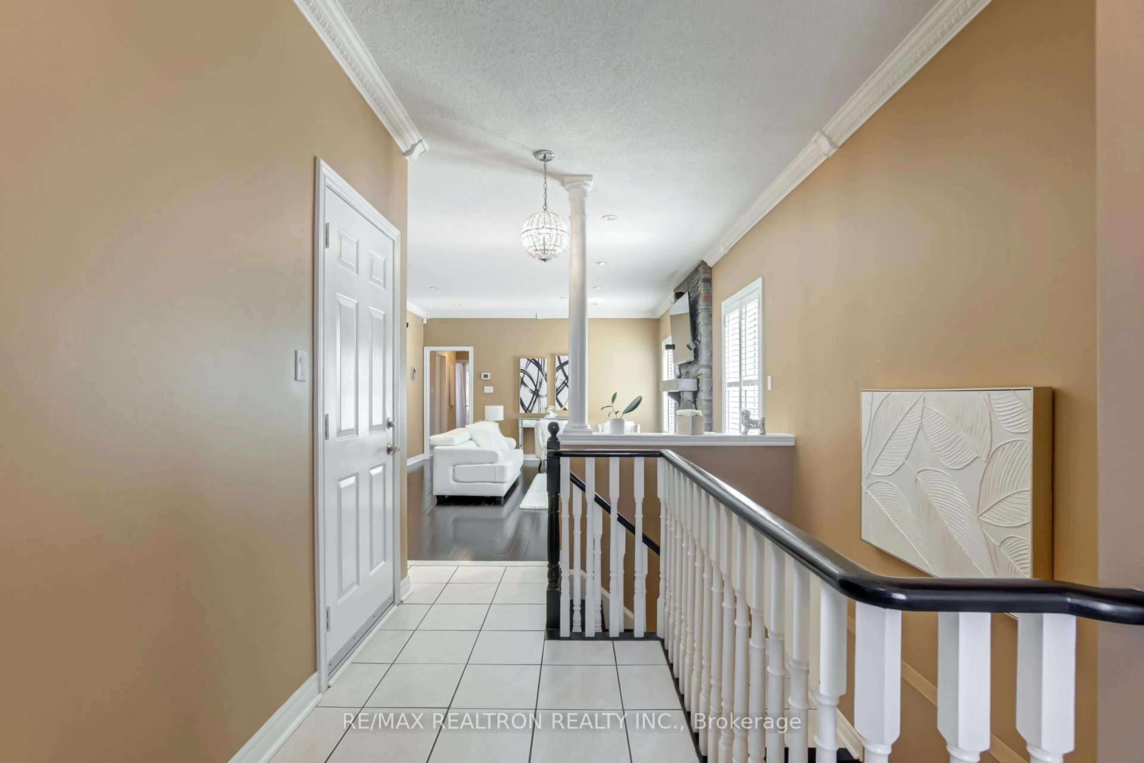 Indoor foyer for 148 Solway Ave, Vaughan Ontario L6A 2X2