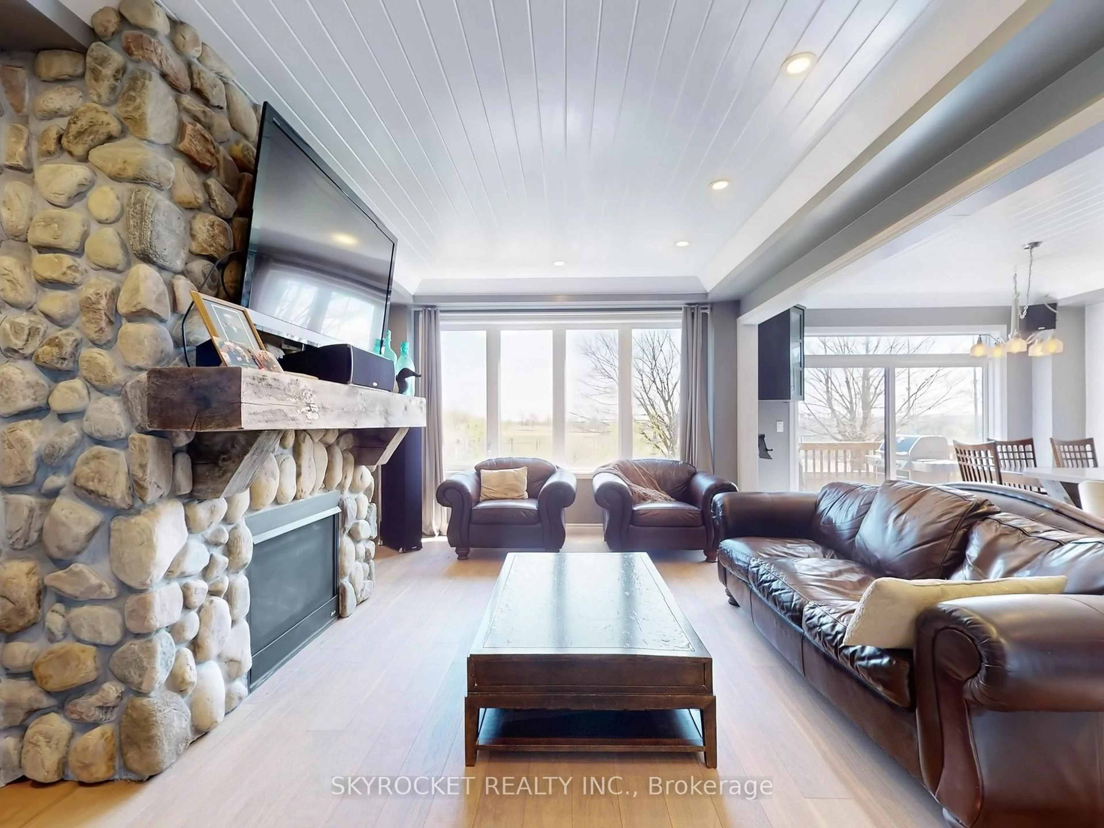 Living room with furniture, unknown for 15 Chessington Ave, East Gwillimbury Ontario L0G 1R0