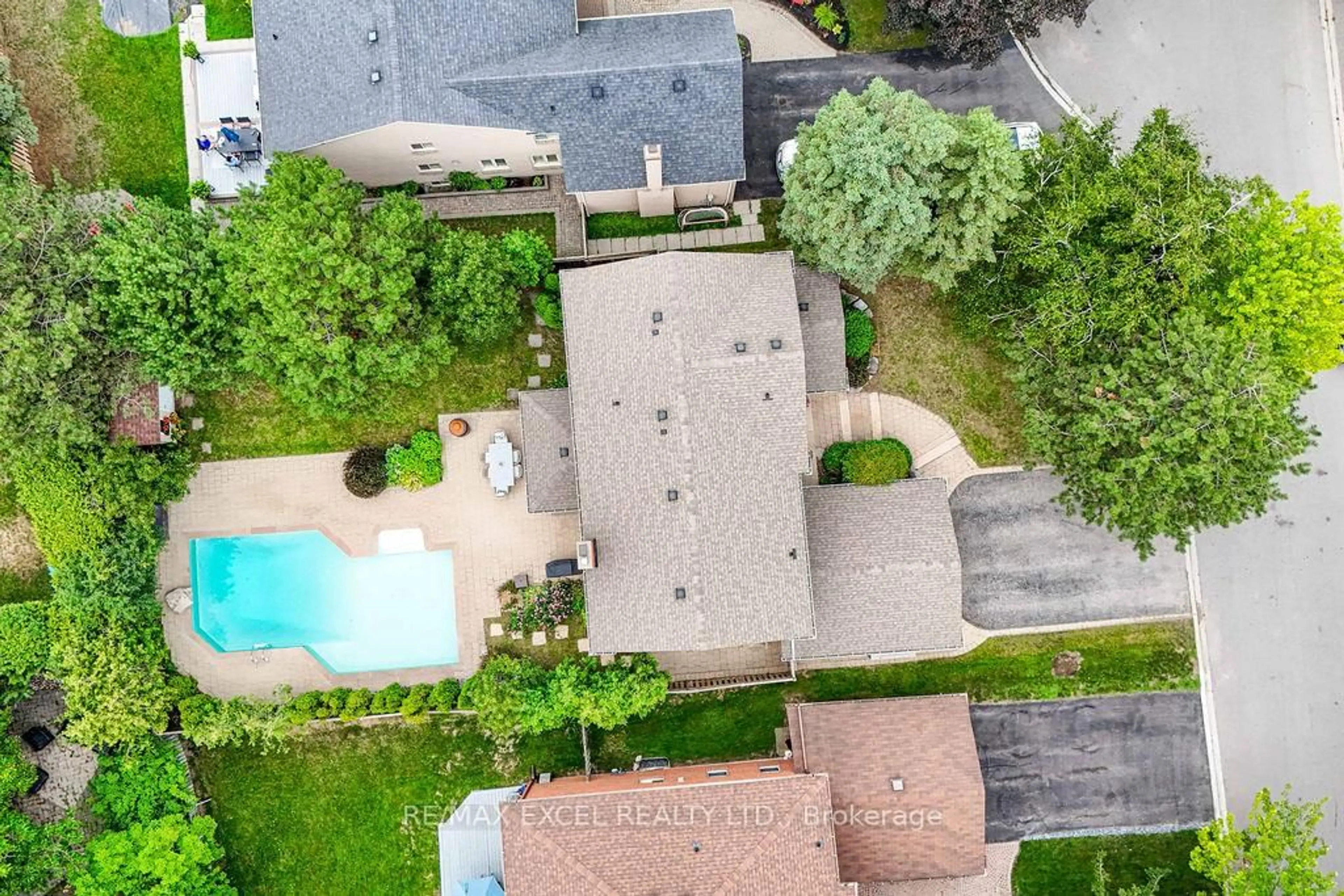 A pic from outside/outdoor area/front of a property/back of a property/a pic from drone, street for 3 Delhi Cres, Markham Ontario L3R 4J4