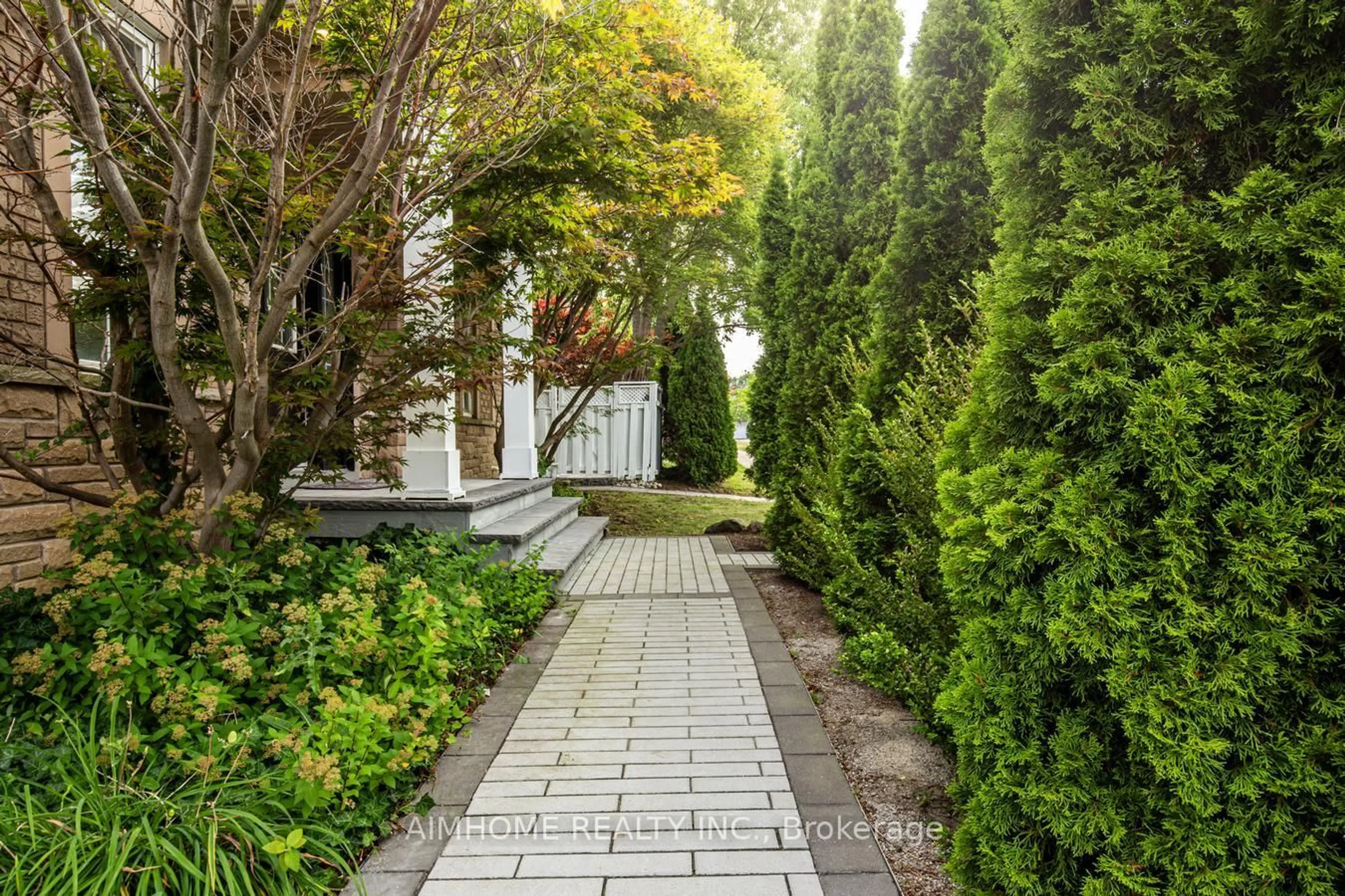 Patio, street for 31 Courtney Cres, Richmond Hill Ontario L4E 4C2