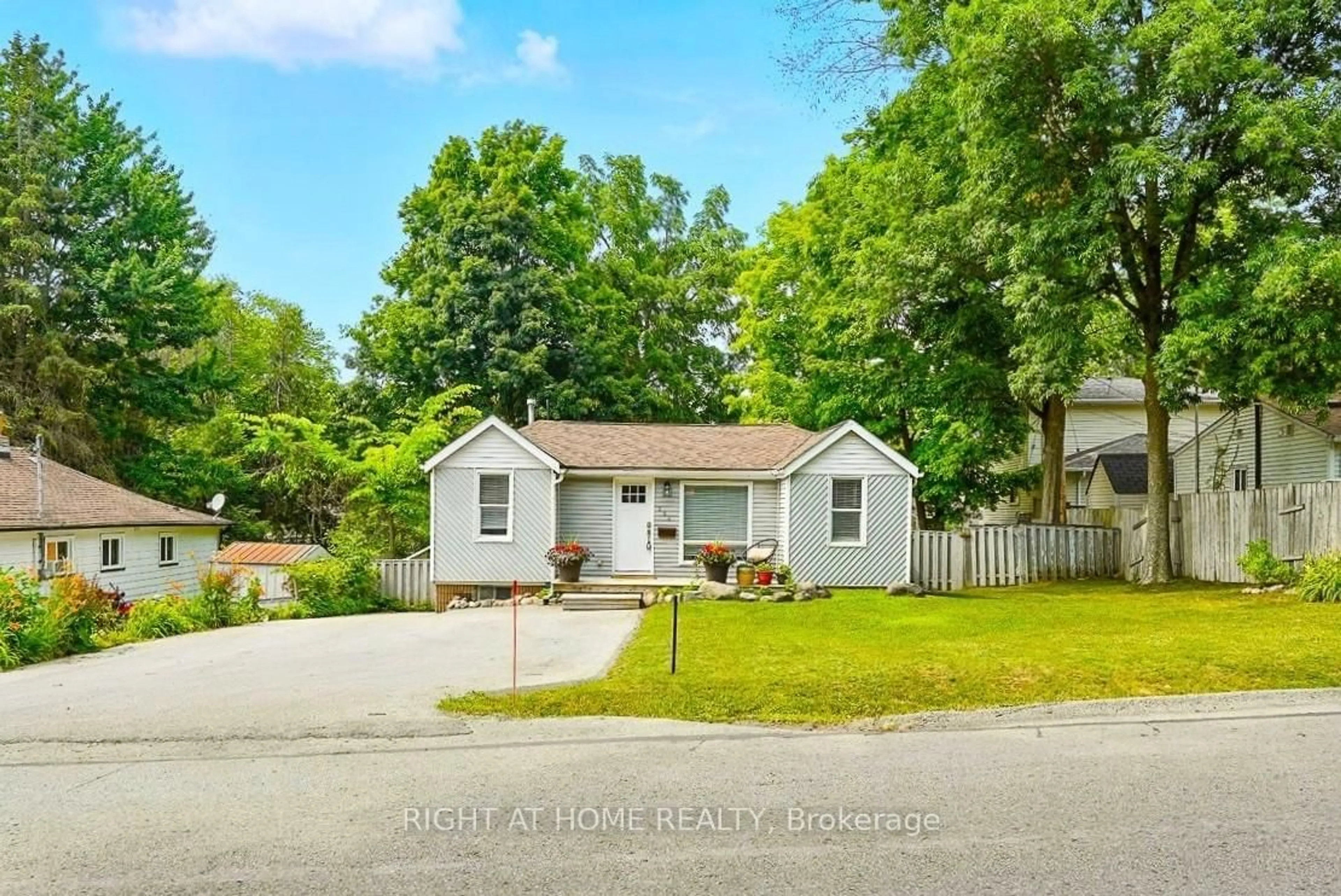 Home with vinyl exterior material, street for 254 Parkwood Ave, Georgina Ontario L4P 2X3