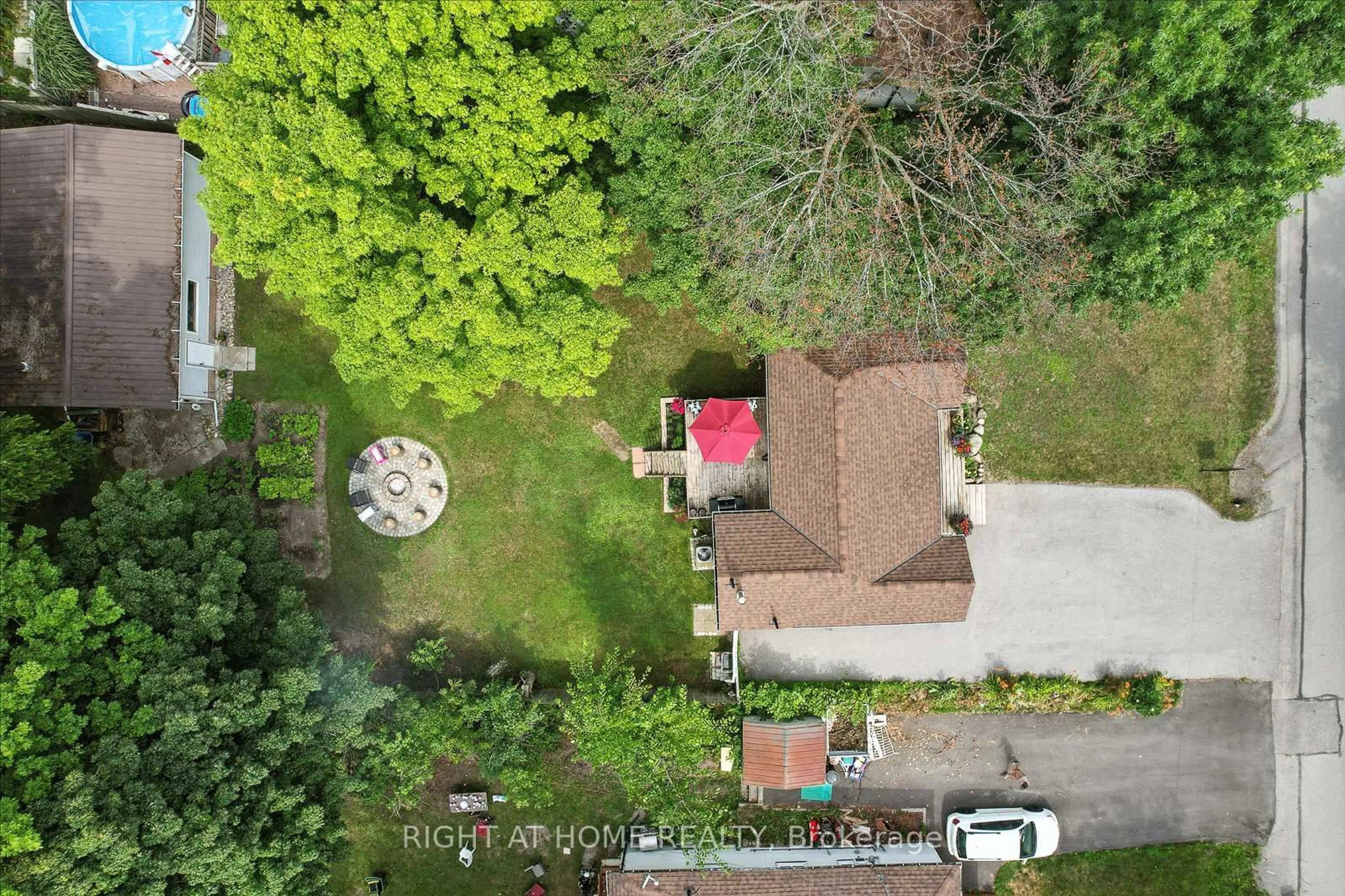 A pic from outside/outdoor area/front of a property/back of a property/a pic from drone, unknown for 254 Parkwood Ave, Georgina Ontario L4P 2X3