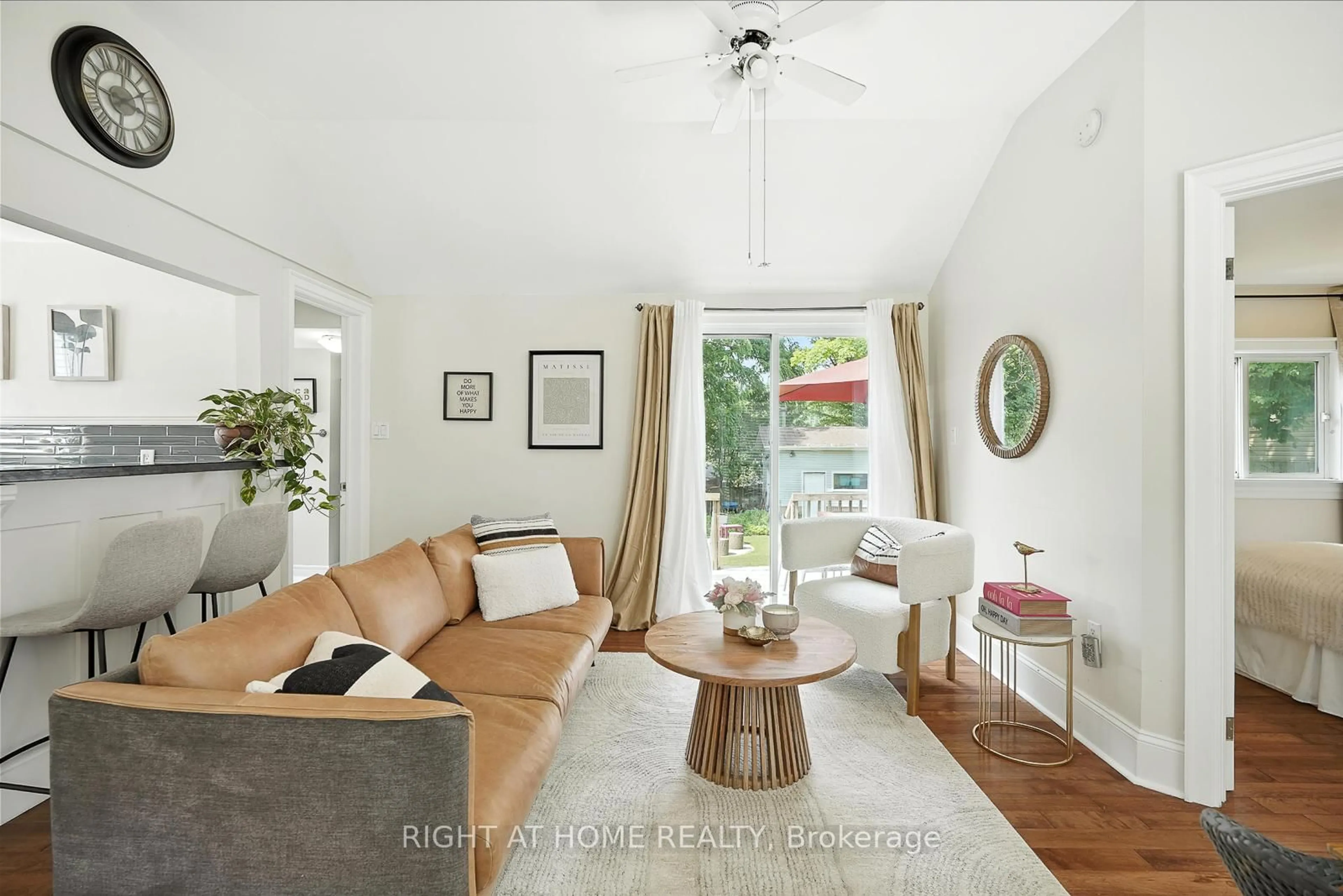 Living room with furniture, unknown for 254 Parkwood Ave, Georgina Ontario L4P 2X3
