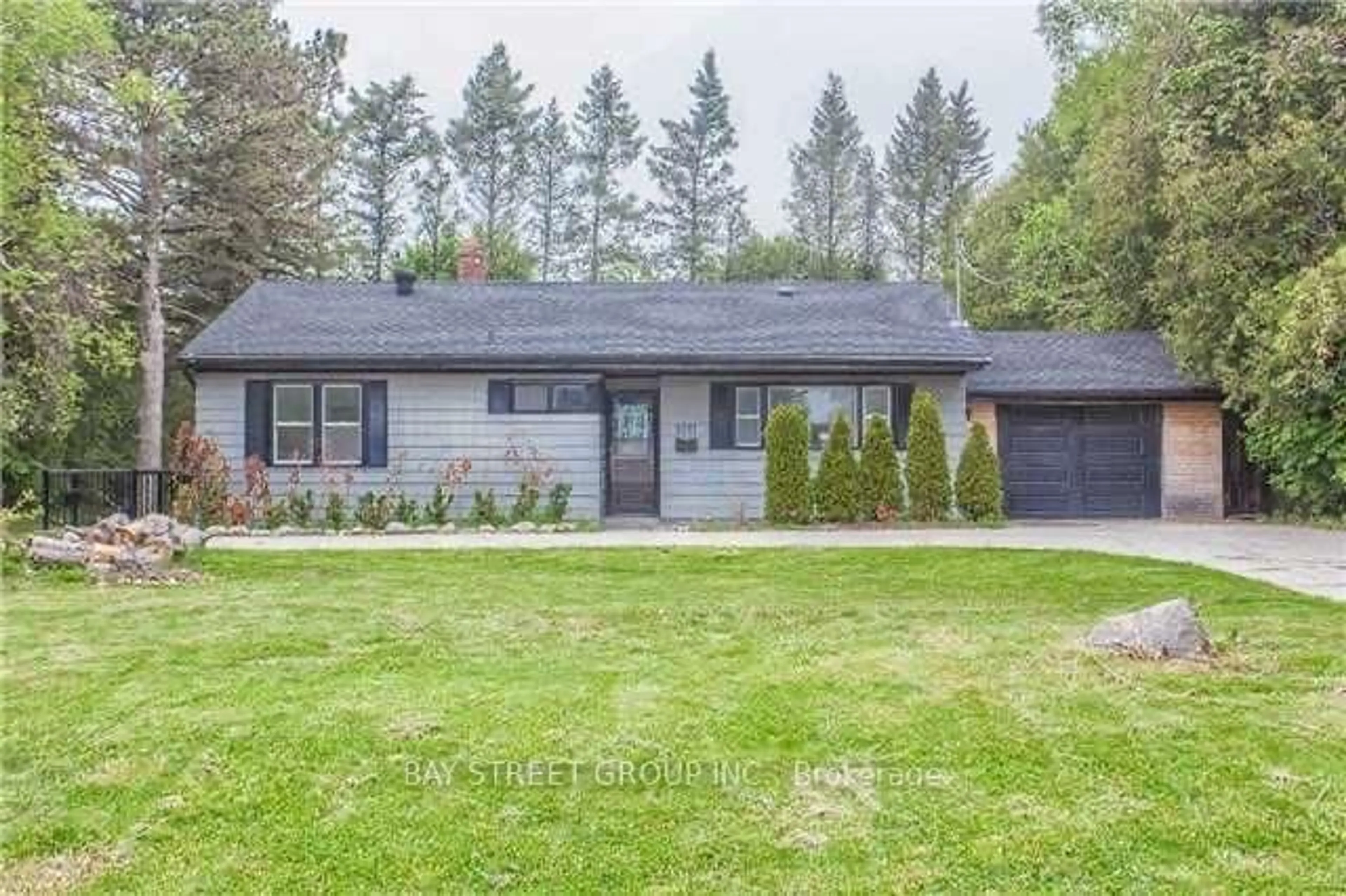 Home with vinyl exterior material, street for 1011 Janette St, Newmarket Ontario L3Y 3C4