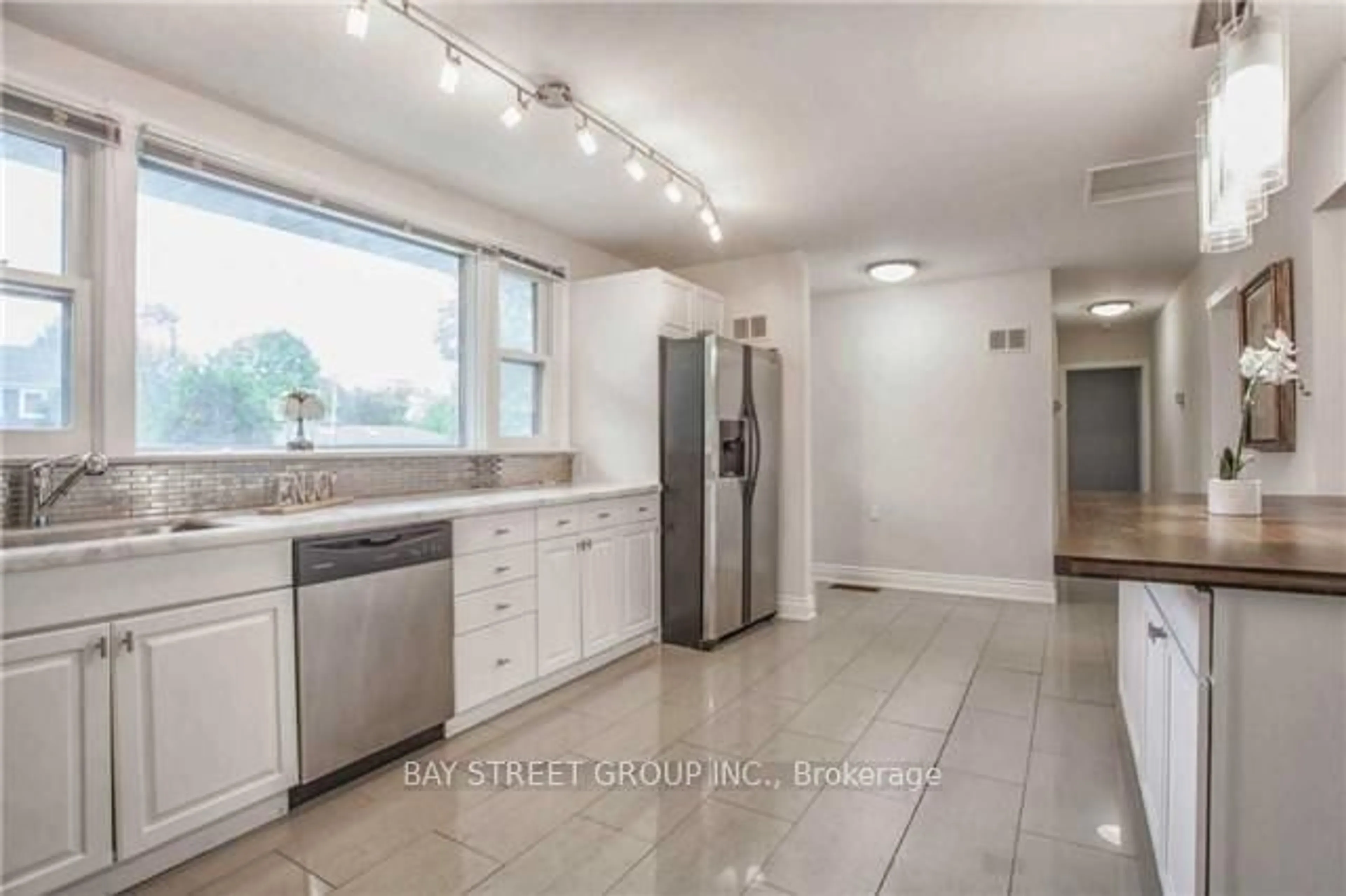 Unknown for 1011 Janette St, Newmarket Ontario L3Y 3C4