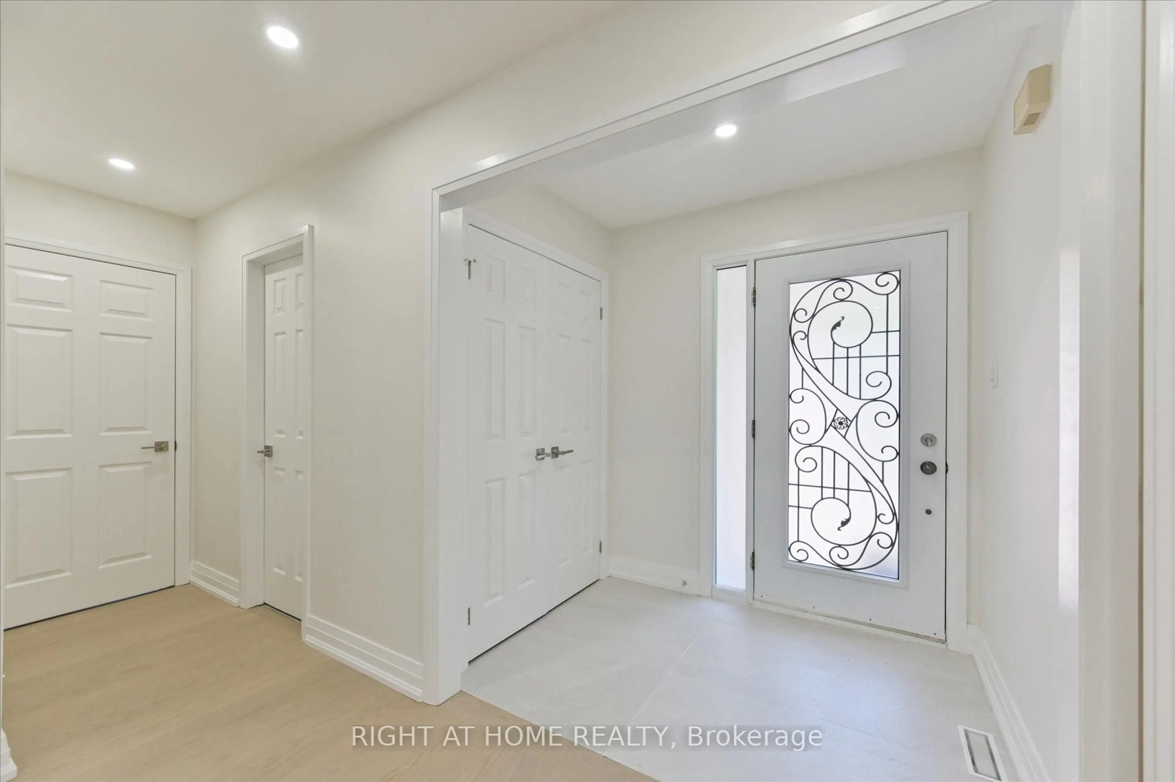 Indoor entryway for 40 Norman Ross Dr, Markham Ontario L3S 2Z2