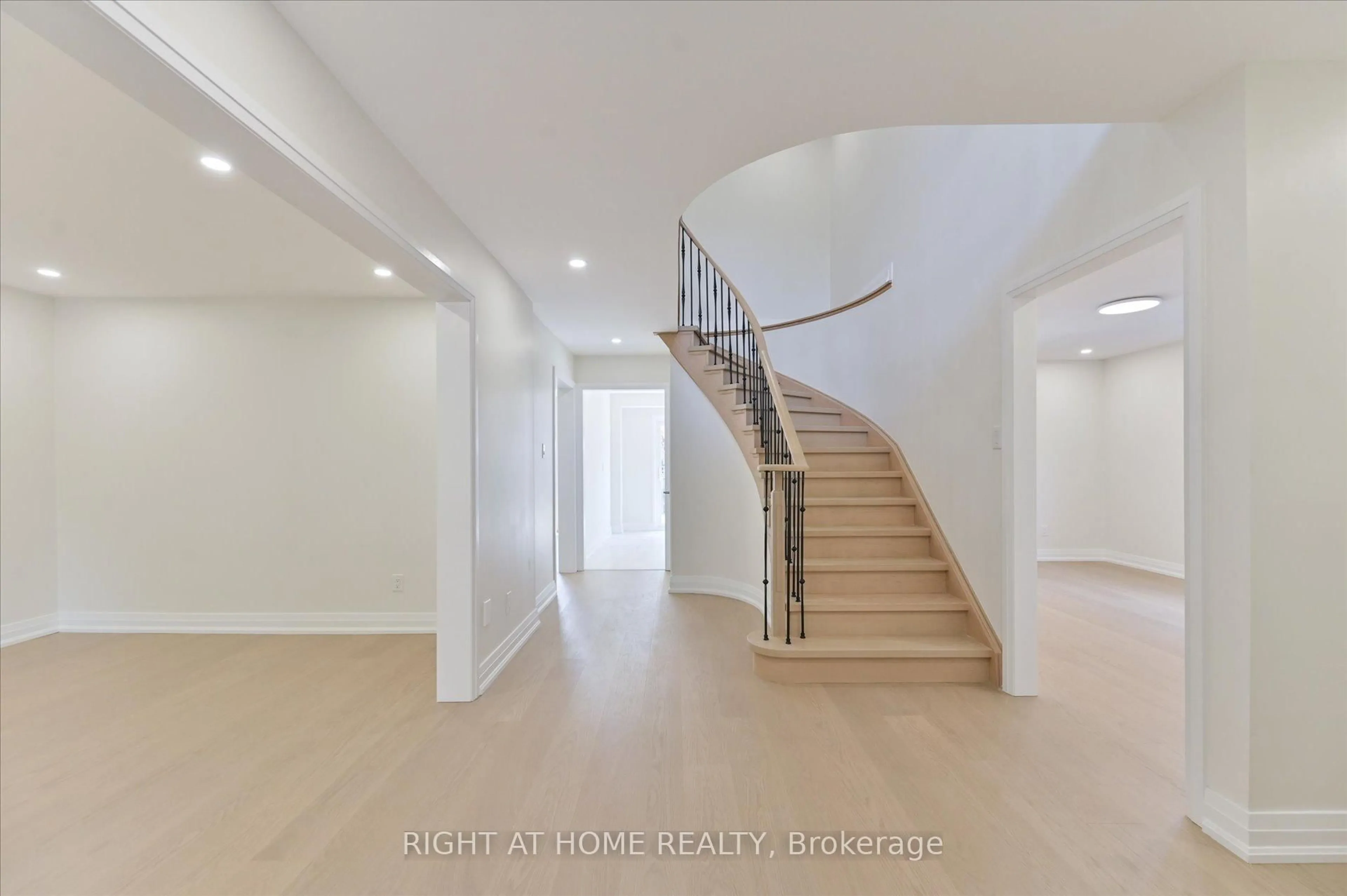 Indoor foyer for 40 Norman Ross Dr, Markham Ontario L3S 2Z2