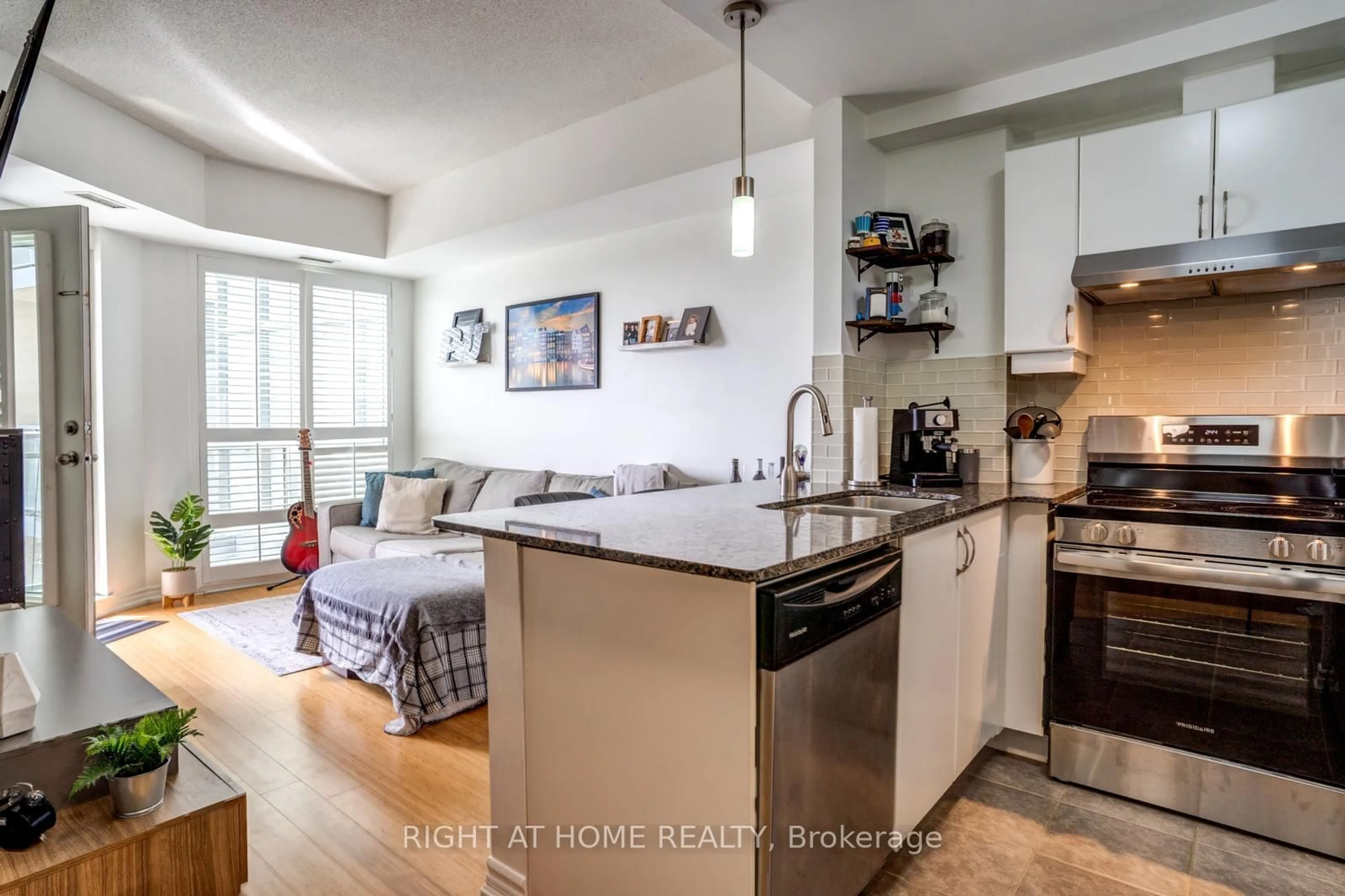 Open concept kitchen, unknown for 7730 Kipling Ave, Vaughan Ontario L4L 1Y9