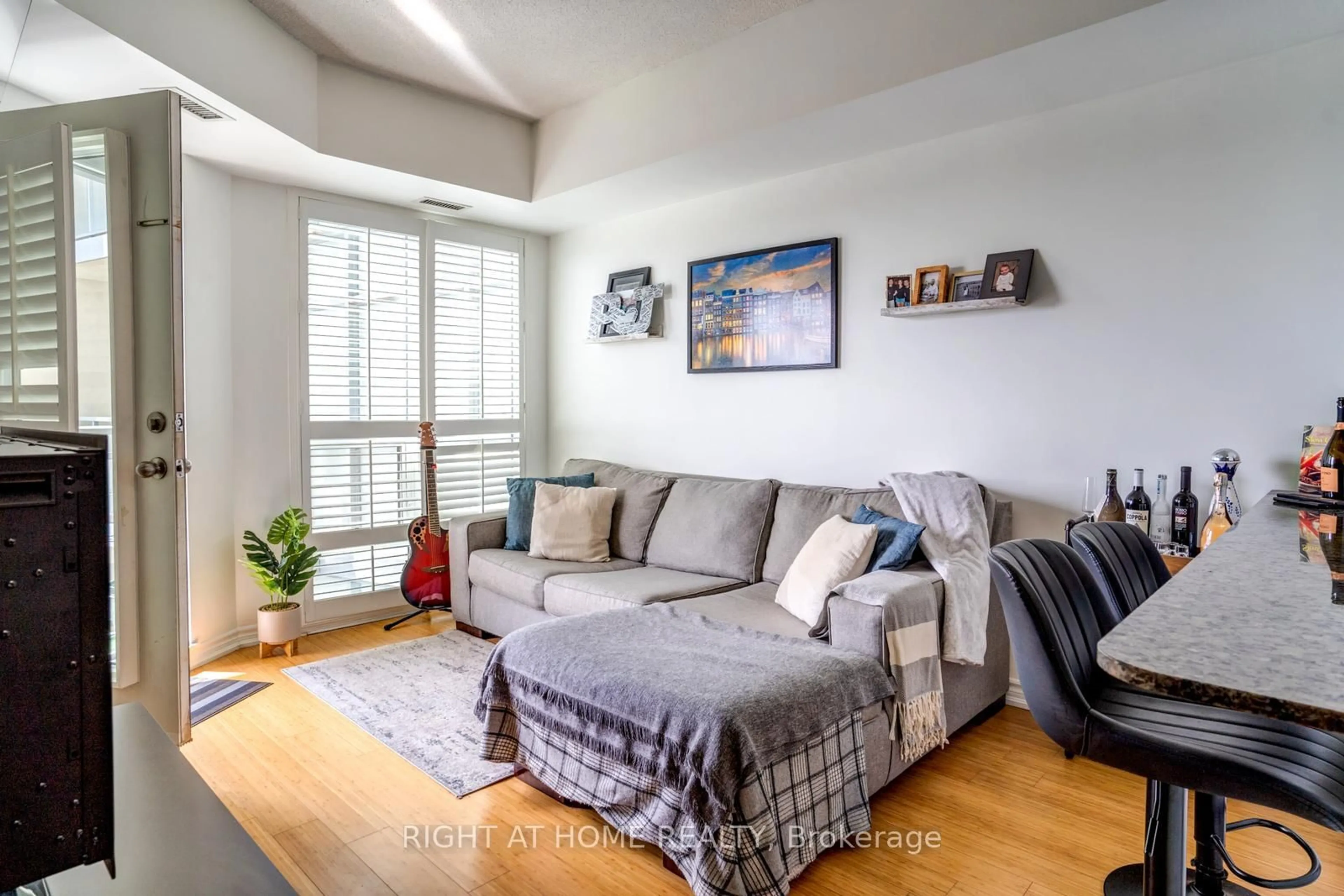 Living room with furniture, wood/laminate floor for 7730 Kipling Ave, Vaughan Ontario L4L 1Y9