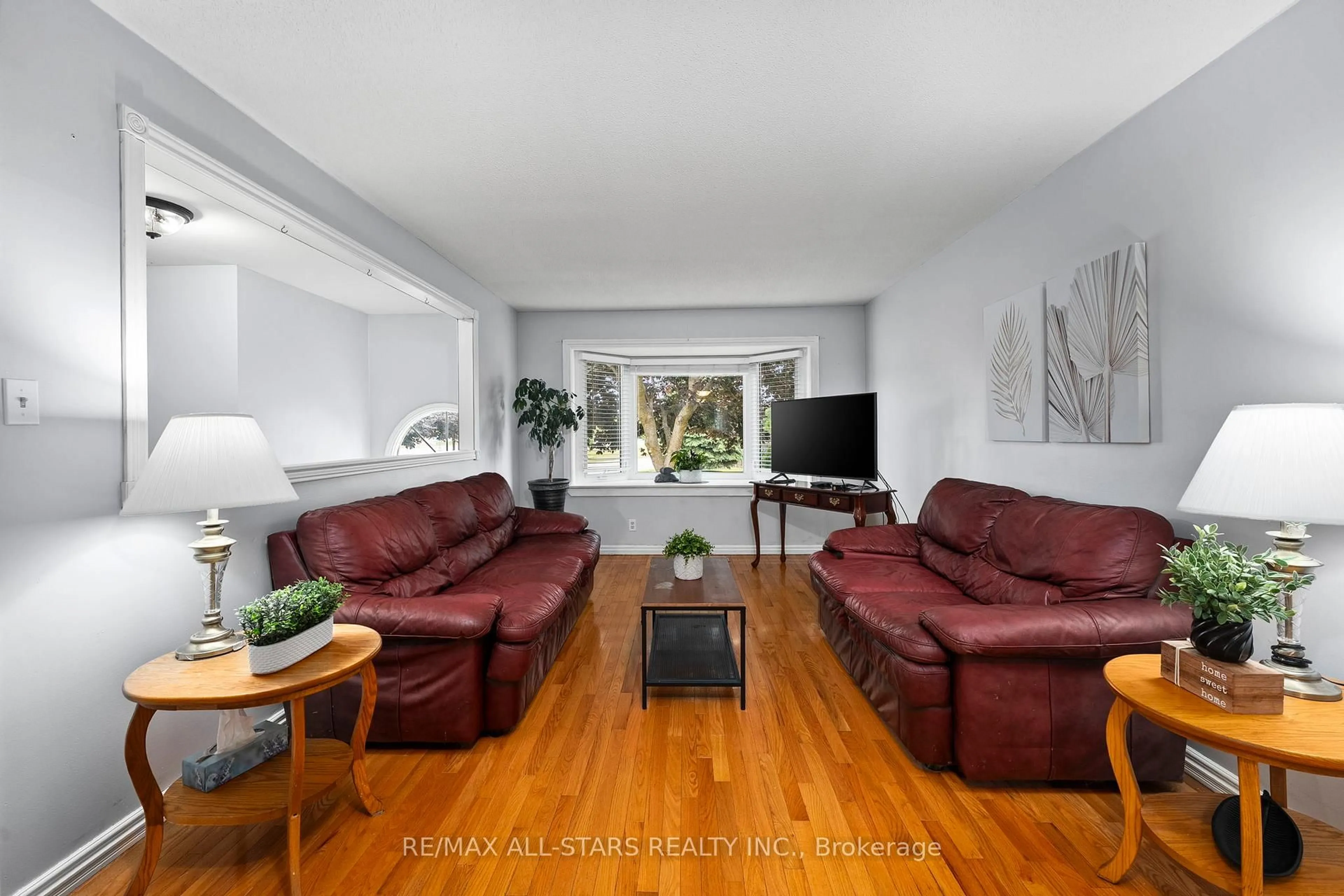 Living room with furniture, unknown for 3 Fairwood Dr, Georgina Ontario L4P 3S2
