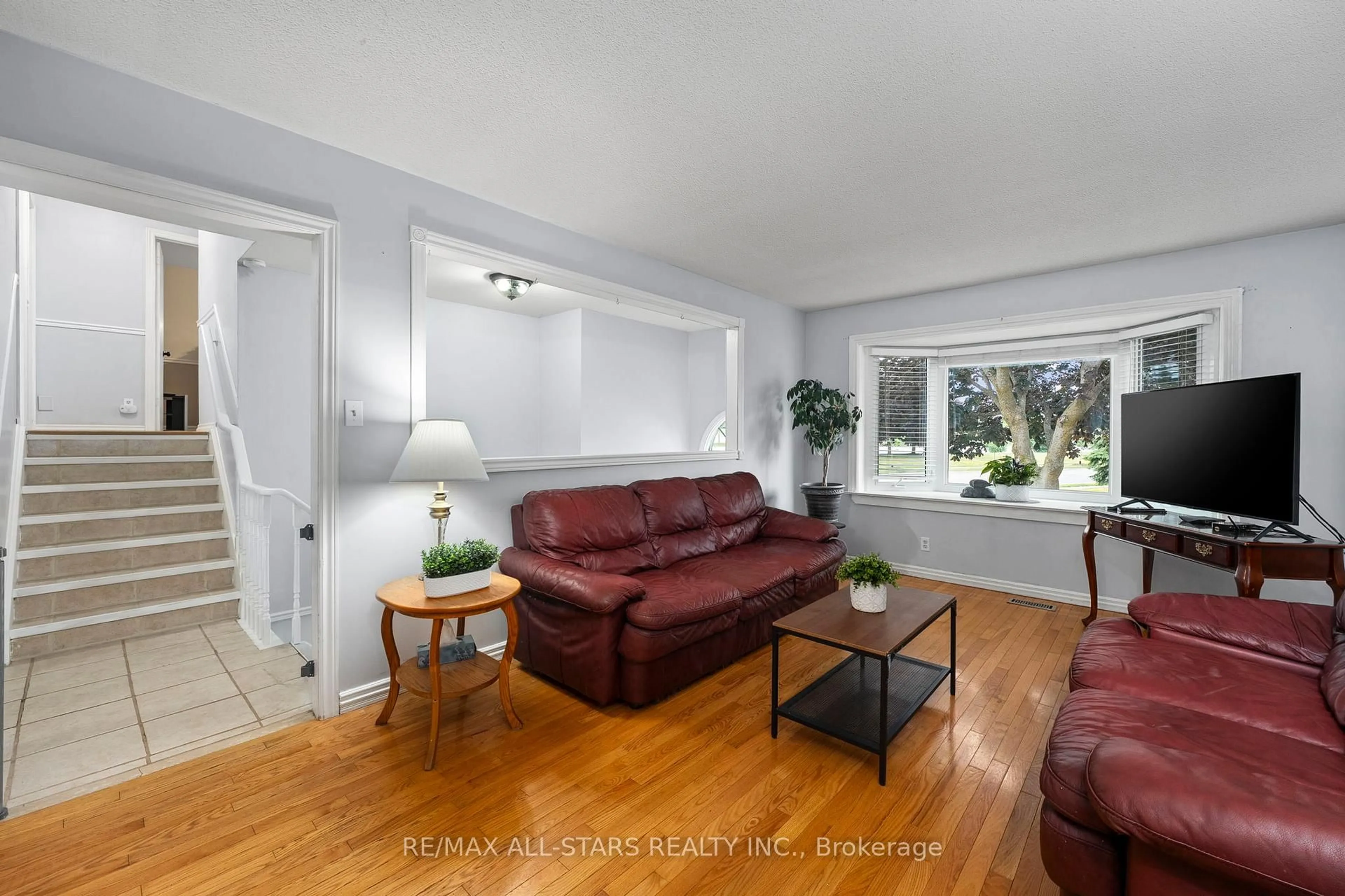 Living room with furniture, unknown for 3 Fairwood Dr, Georgina Ontario L4P 3S2