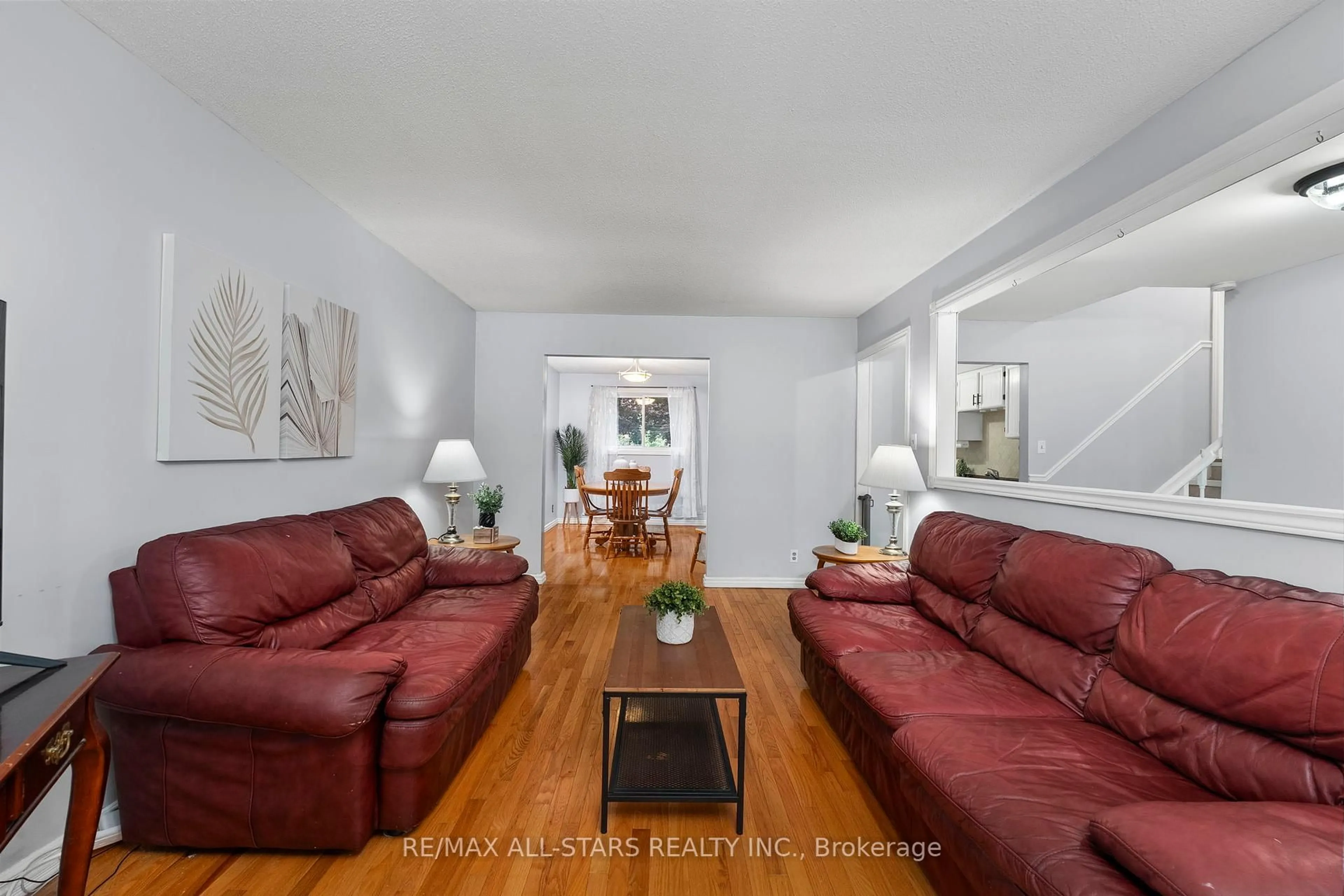 Living room with furniture, unknown for 3 Fairwood Dr, Georgina Ontario L4P 3S2