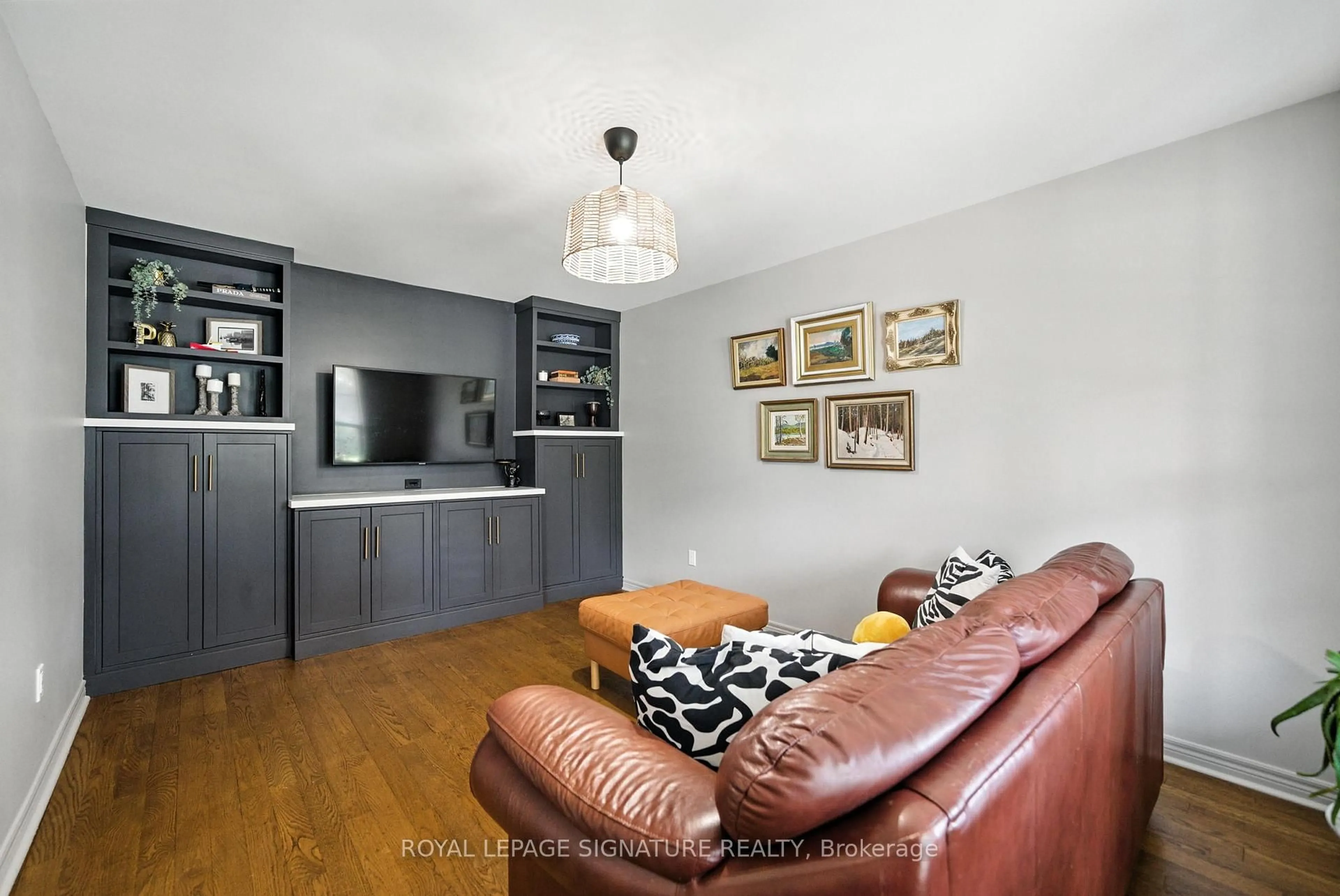 Living room with furniture, wood/laminate floor for 30 Galloway Cres, Uxbridge Ontario L9P 1W8