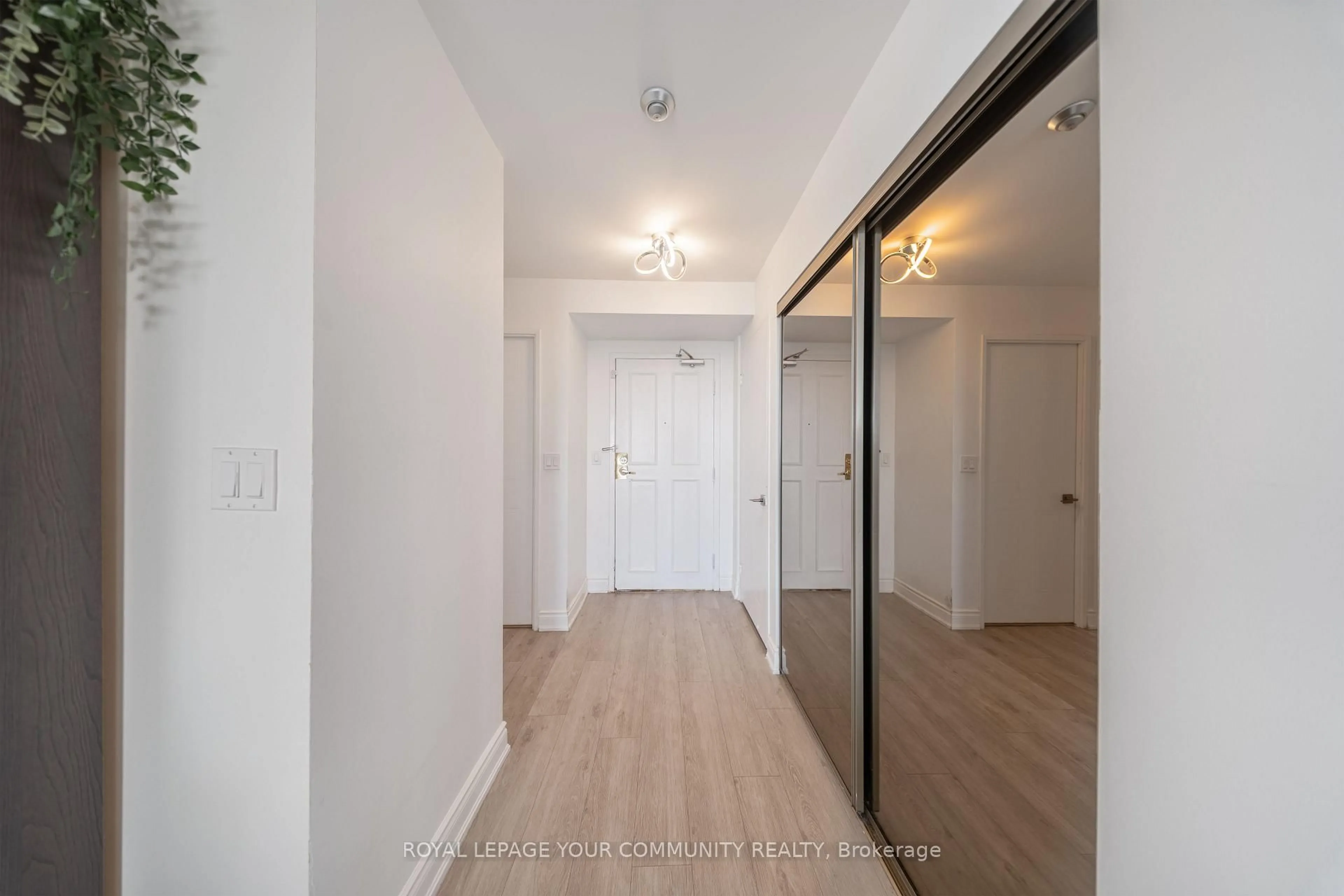 Indoor entryway for 100 OBSERVATORY Lane #1503, Richmond Hill Ontario L4C 1T4
