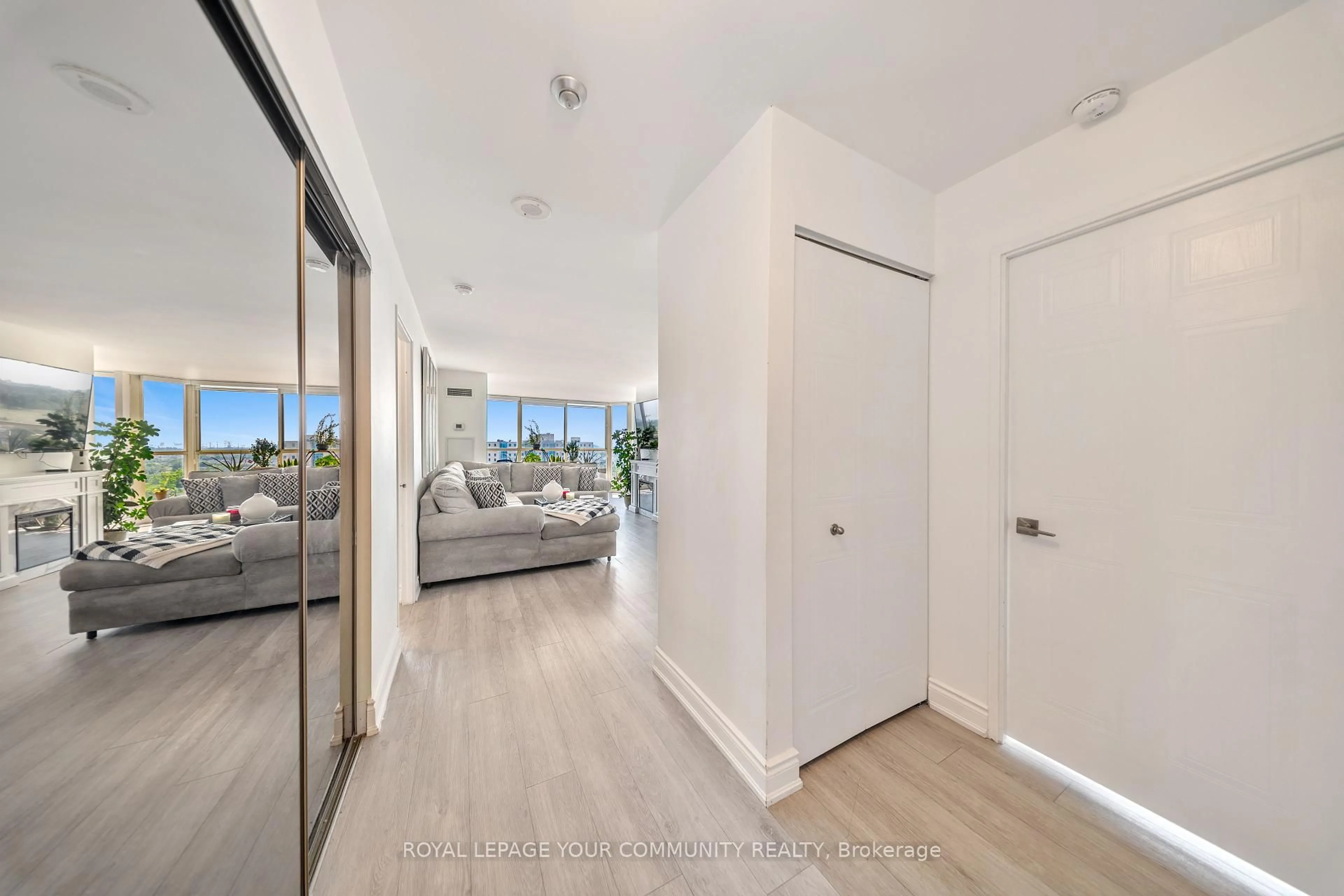 Indoor entryway for 100 OBSERVATORY Lane #1503, Richmond Hill Ontario L4C 1T4