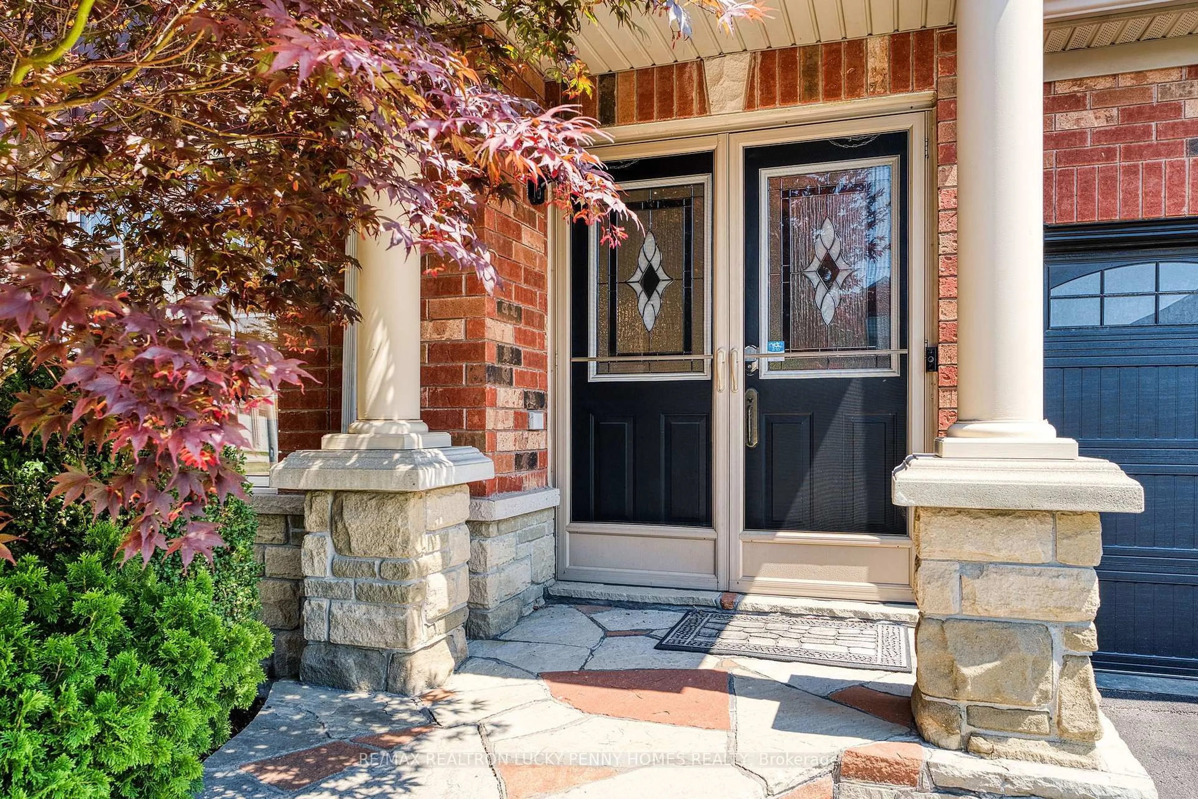 Indoor entryway for 68 Holly Dr, Richmond Hill Ontario L4S 2S4