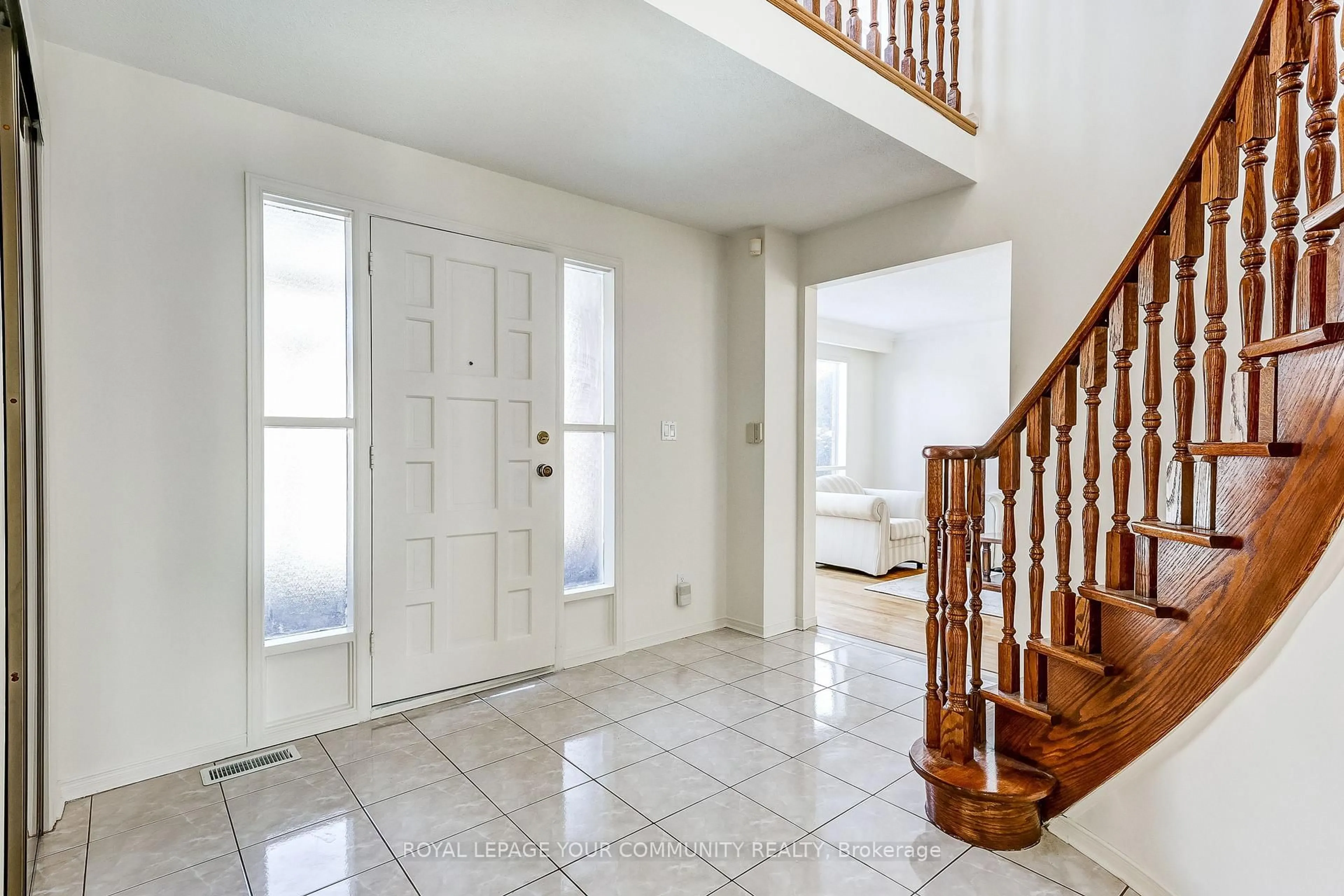 Indoor entryway for 37 Mackay Dr, Richmond Hill Ontario L4C 6N9
