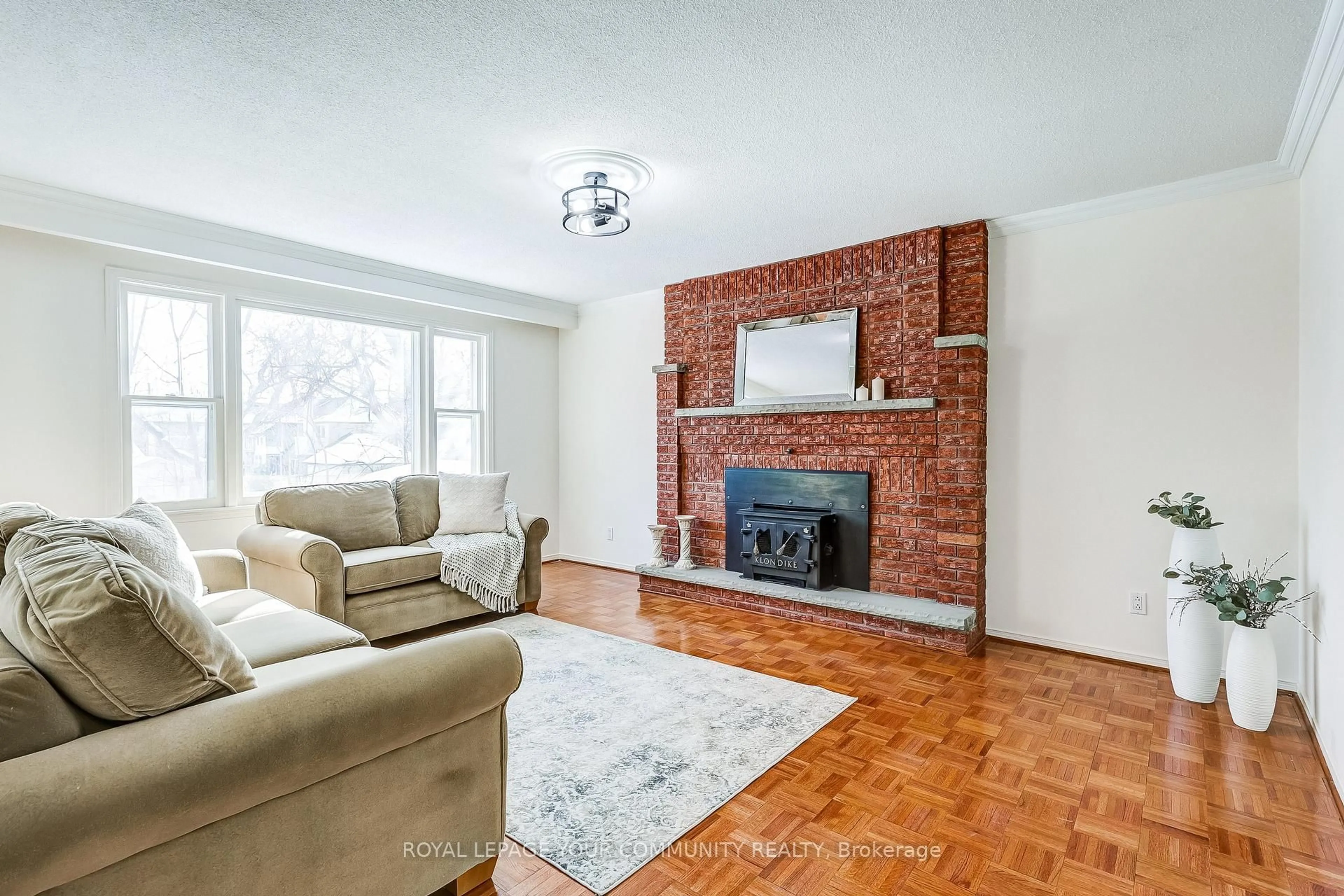 Living room with furniture, unknown for 37 Mackay Dr, Richmond Hill Ontario L4C 6N9