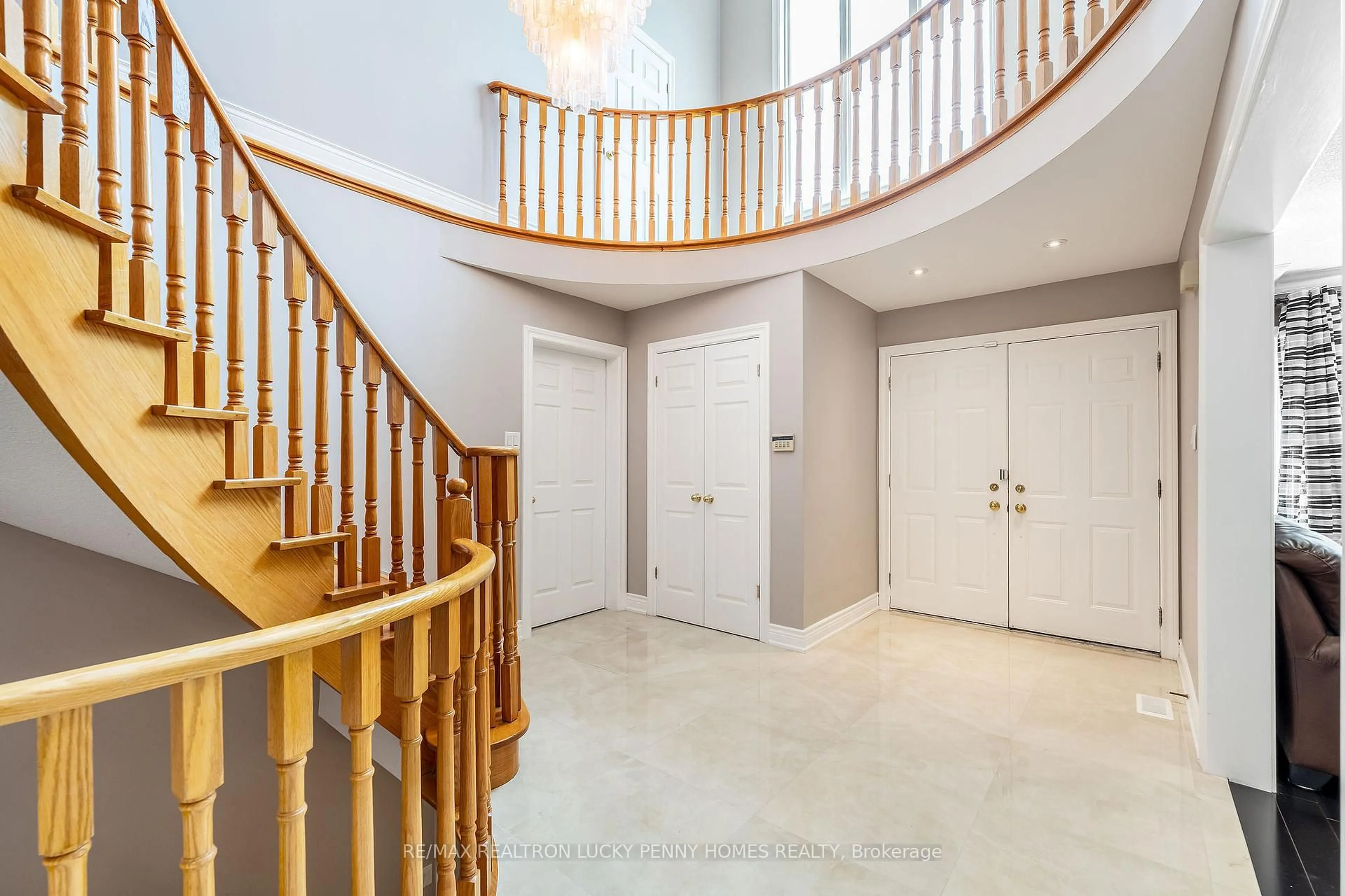 Indoor foyer for 9 Coledale Rd, Markham Ontario L3R 7X3