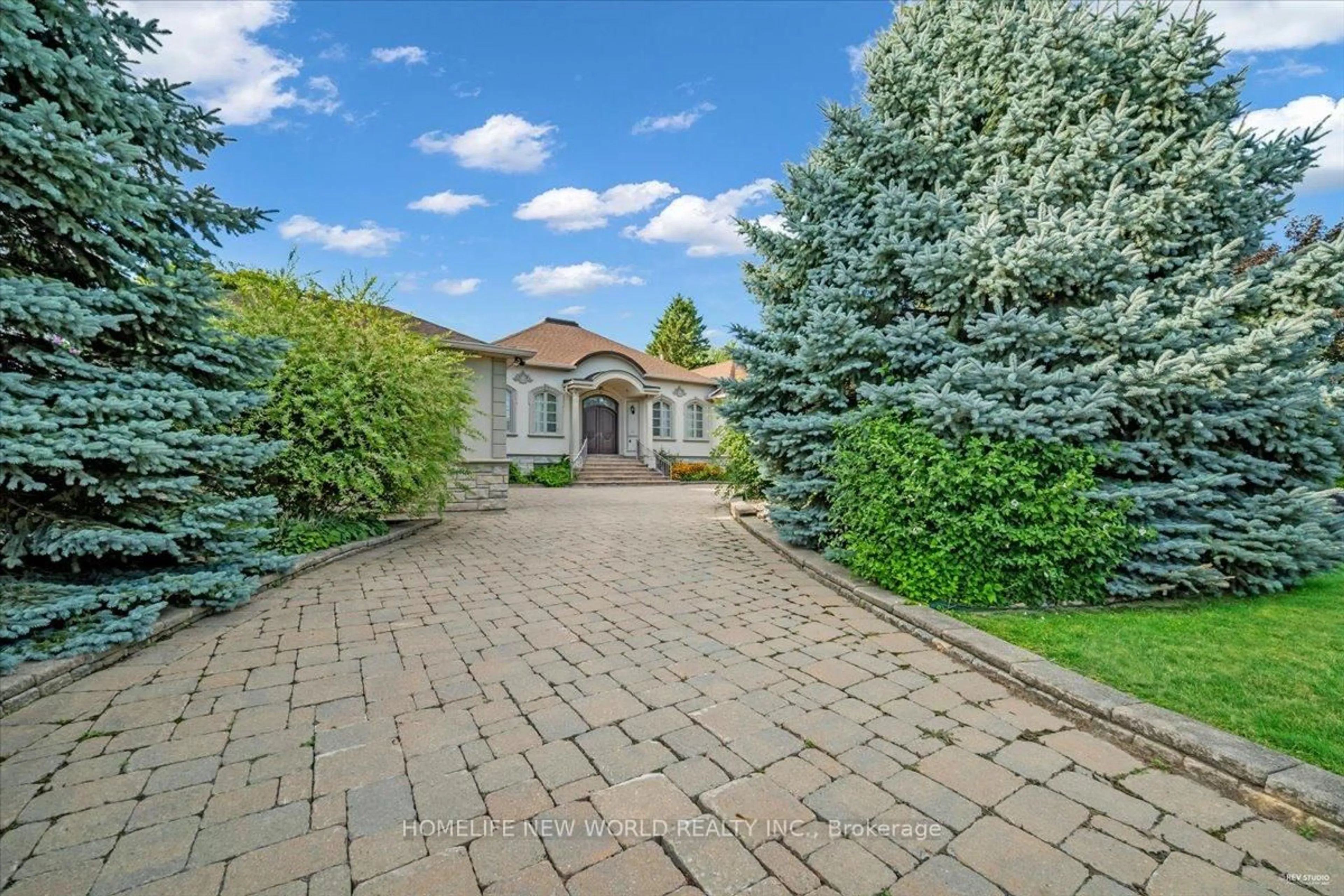 A pic from outside/outdoor area/front of a property/back of a property/a pic from drone, street for 12 Denham Dr, Richmond Hill Ontario L4C 6J1