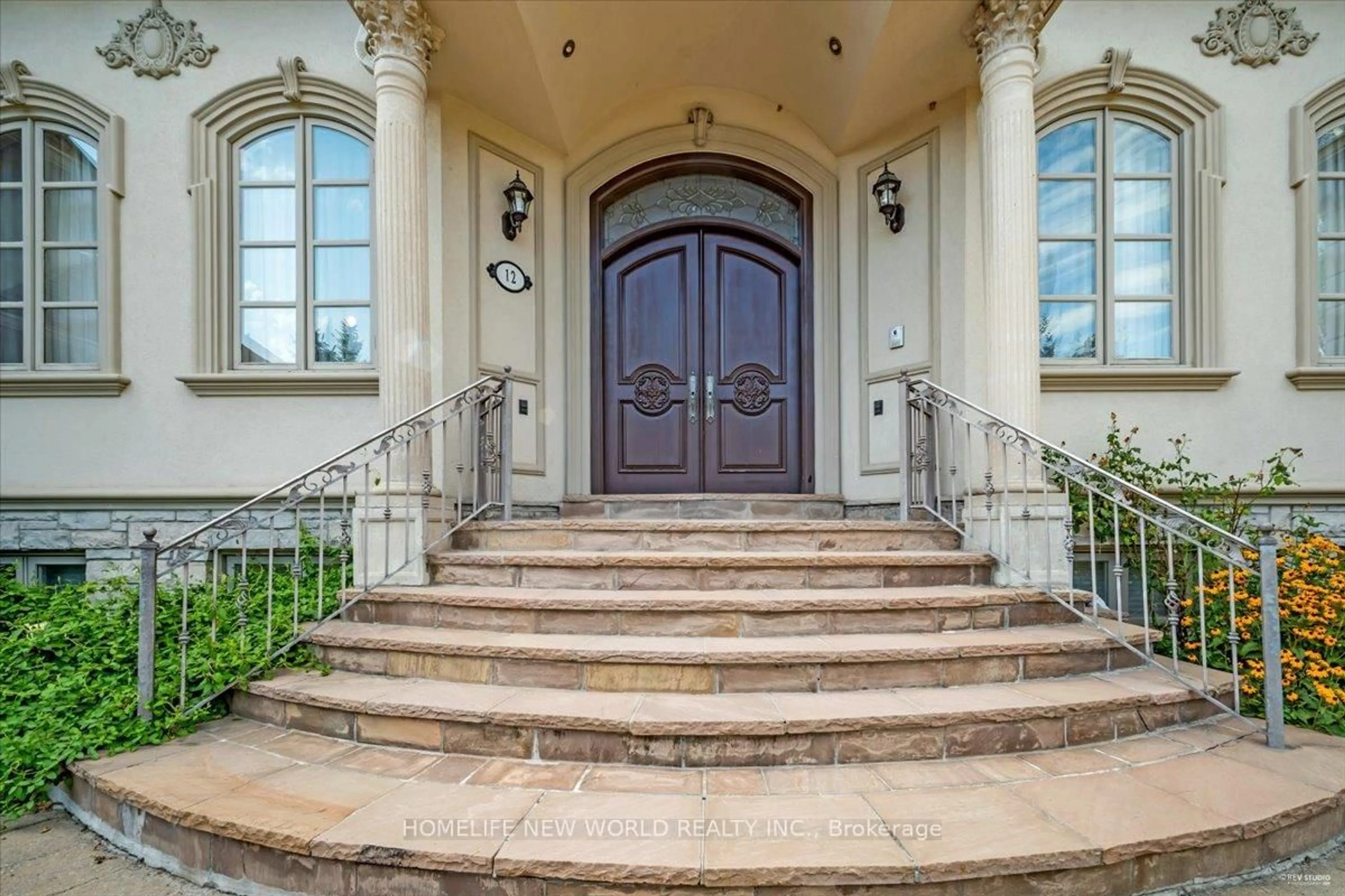 Indoor entryway for 12 Denham Dr, Richmond Hill Ontario L4C 6J1