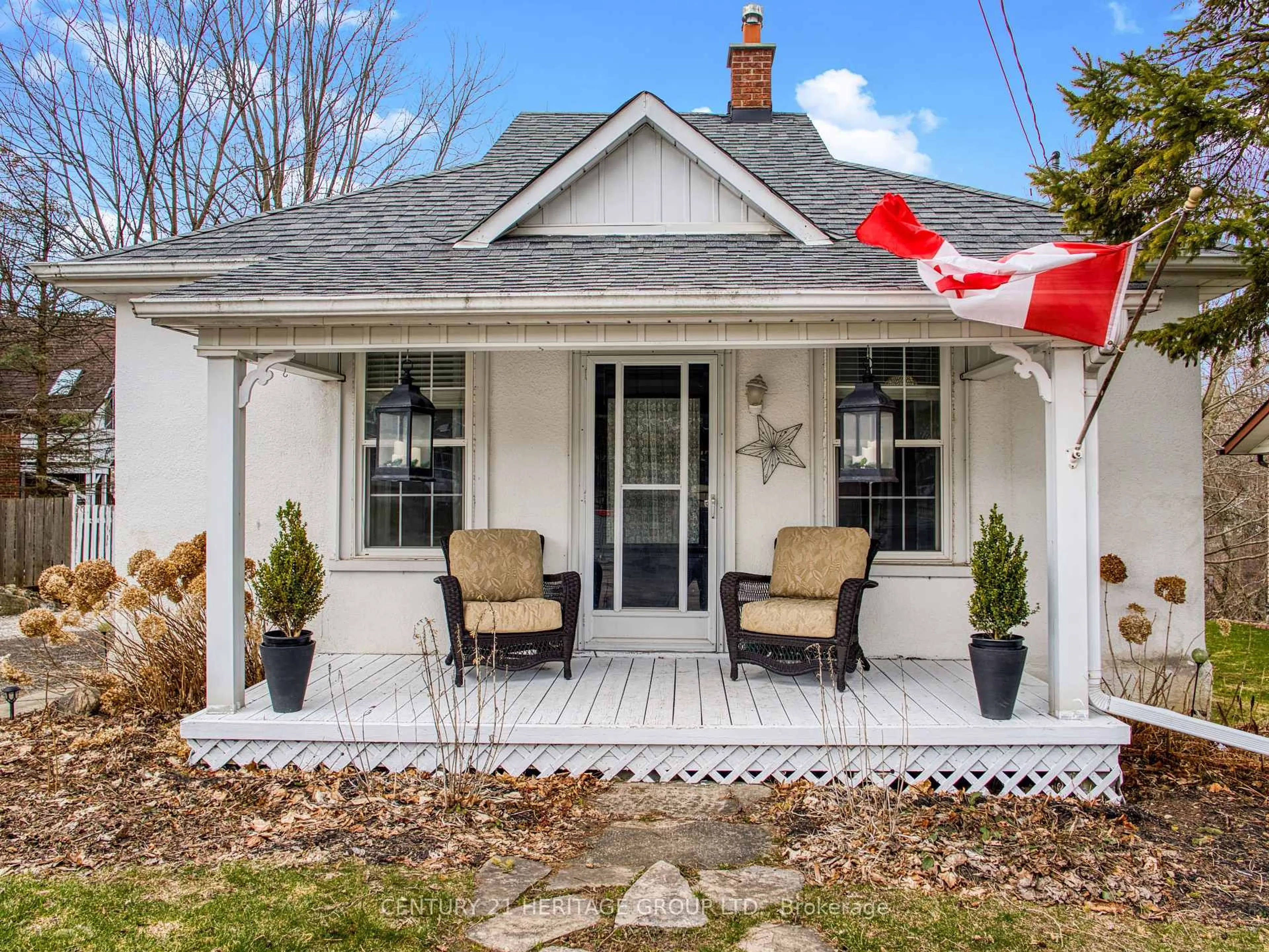 Home with vinyl exterior material, street for 19180 Centre St, East Gwillimbury Ontario L0G 1M0