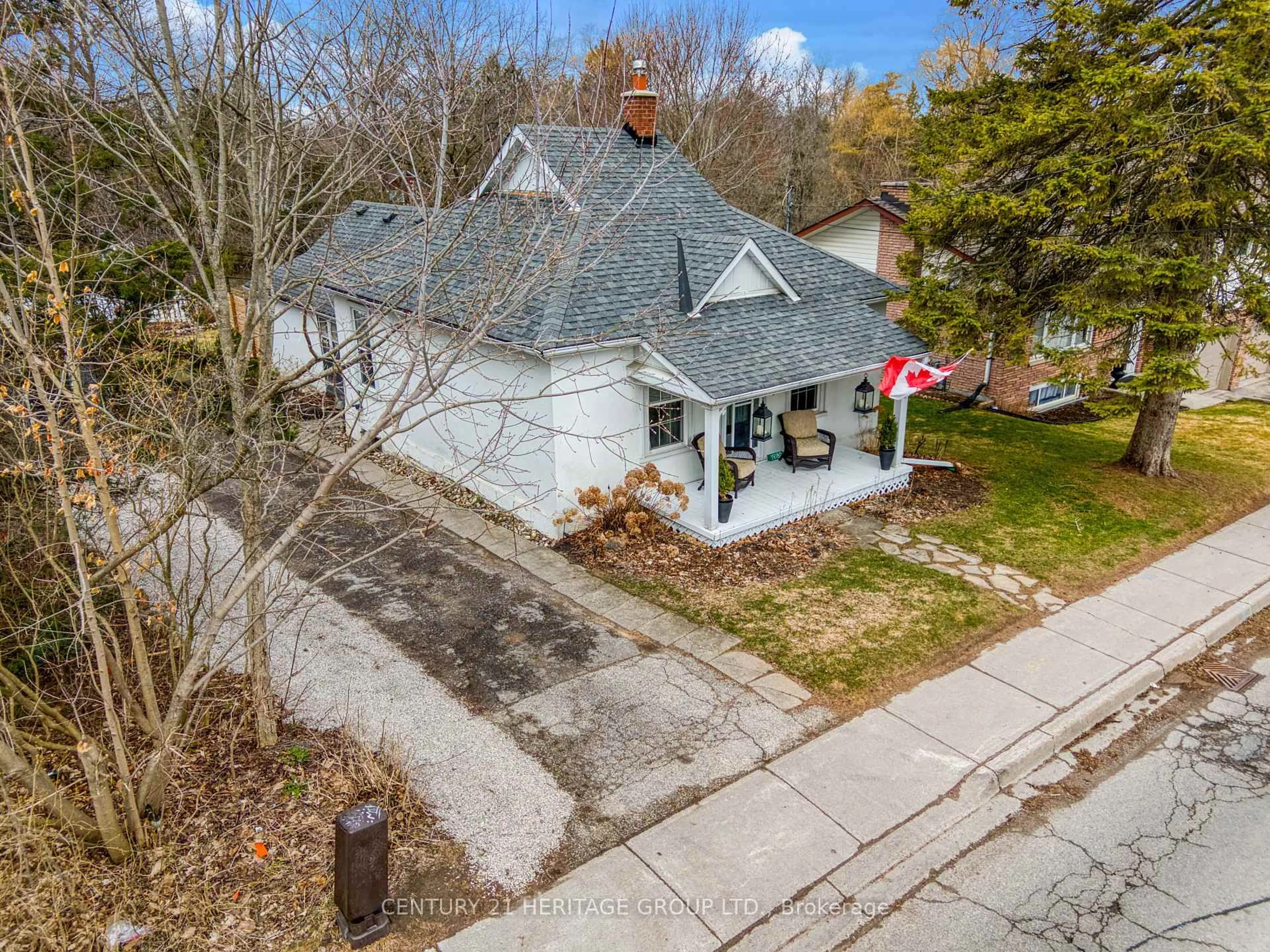 A pic from outside/outdoor area/front of a property/back of a property/a pic from drone, street for 19180 Centre St, East Gwillimbury Ontario L0G 1M0