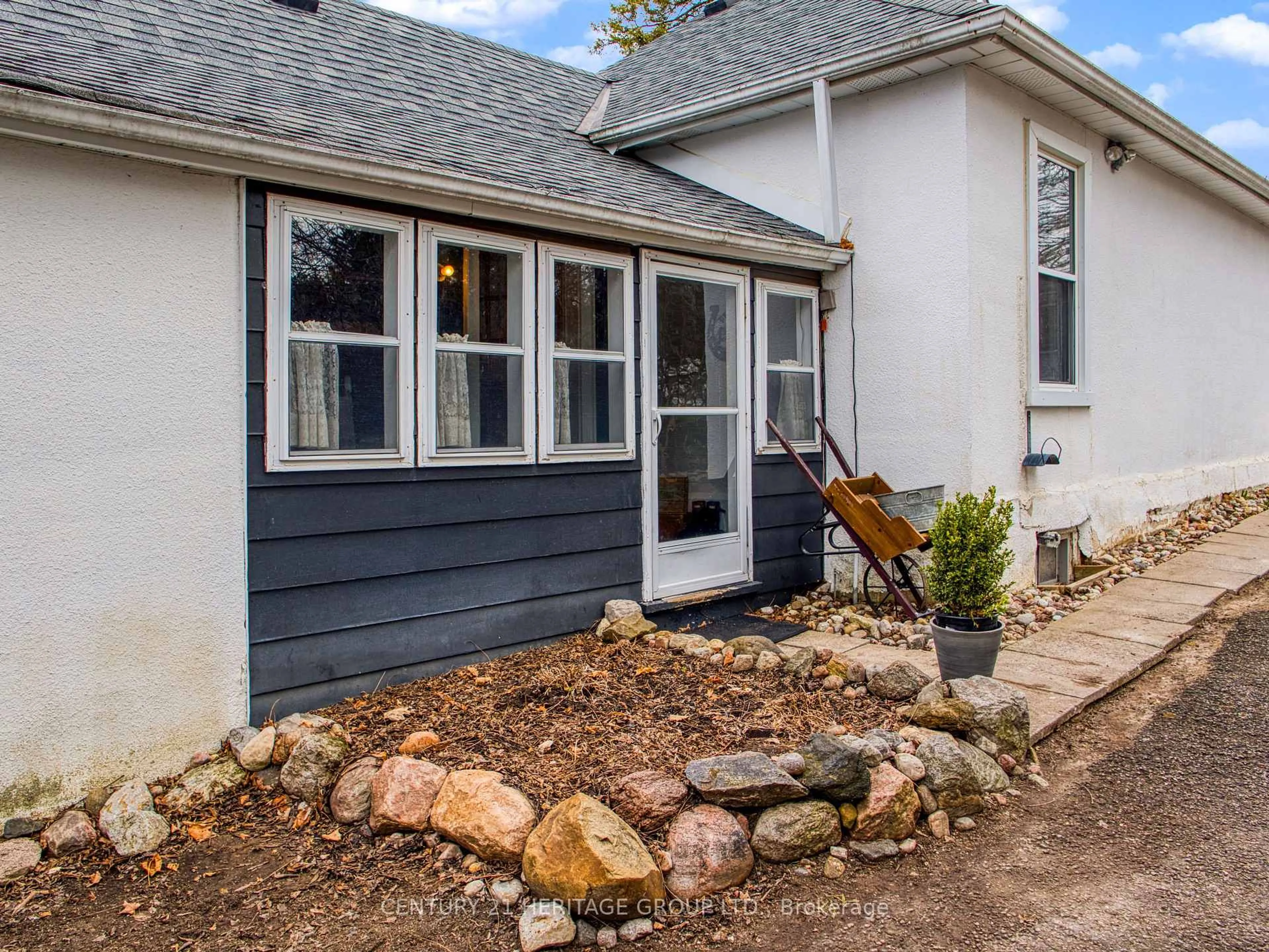 Home with vinyl exterior material, street for 19180 Centre St, East Gwillimbury Ontario L0G 1M0