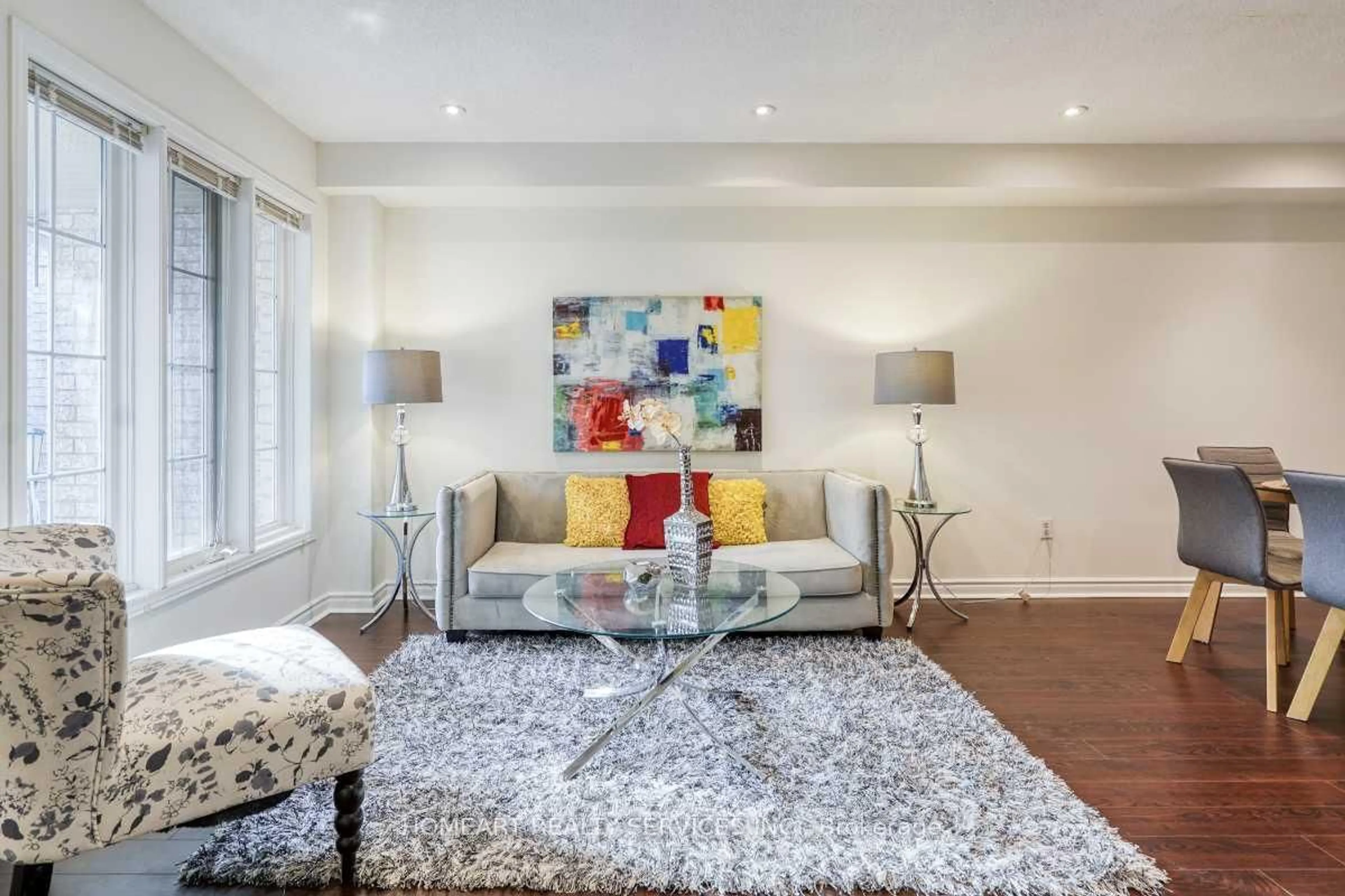 Living room with furniture, carpet floor for 47 Breezeway Cres, Richmond Hill Ontario L4S 1V6