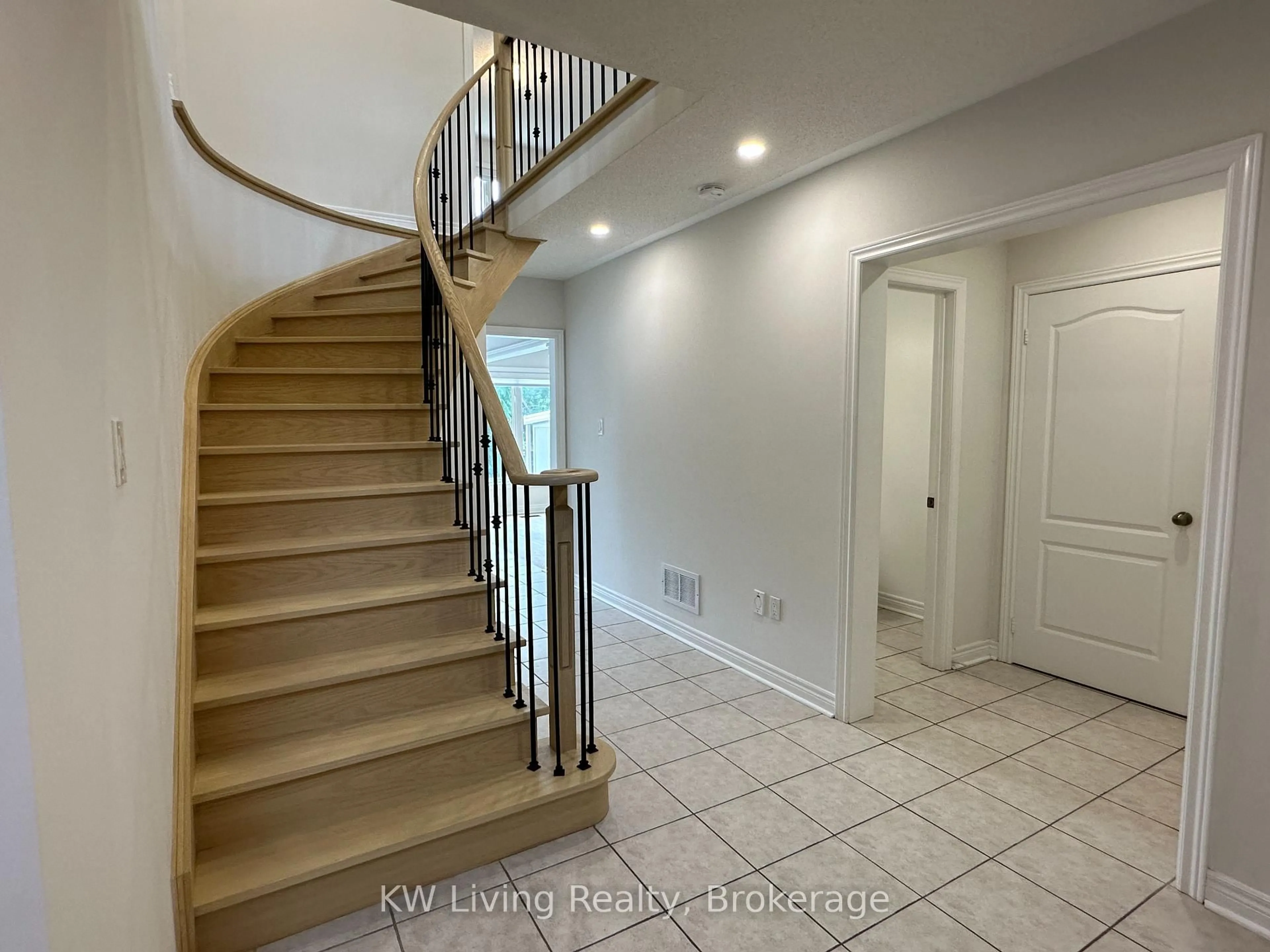 Indoor foyer for 43 Bayswater Ave, Richmond Hill Ontario L4E 4E6